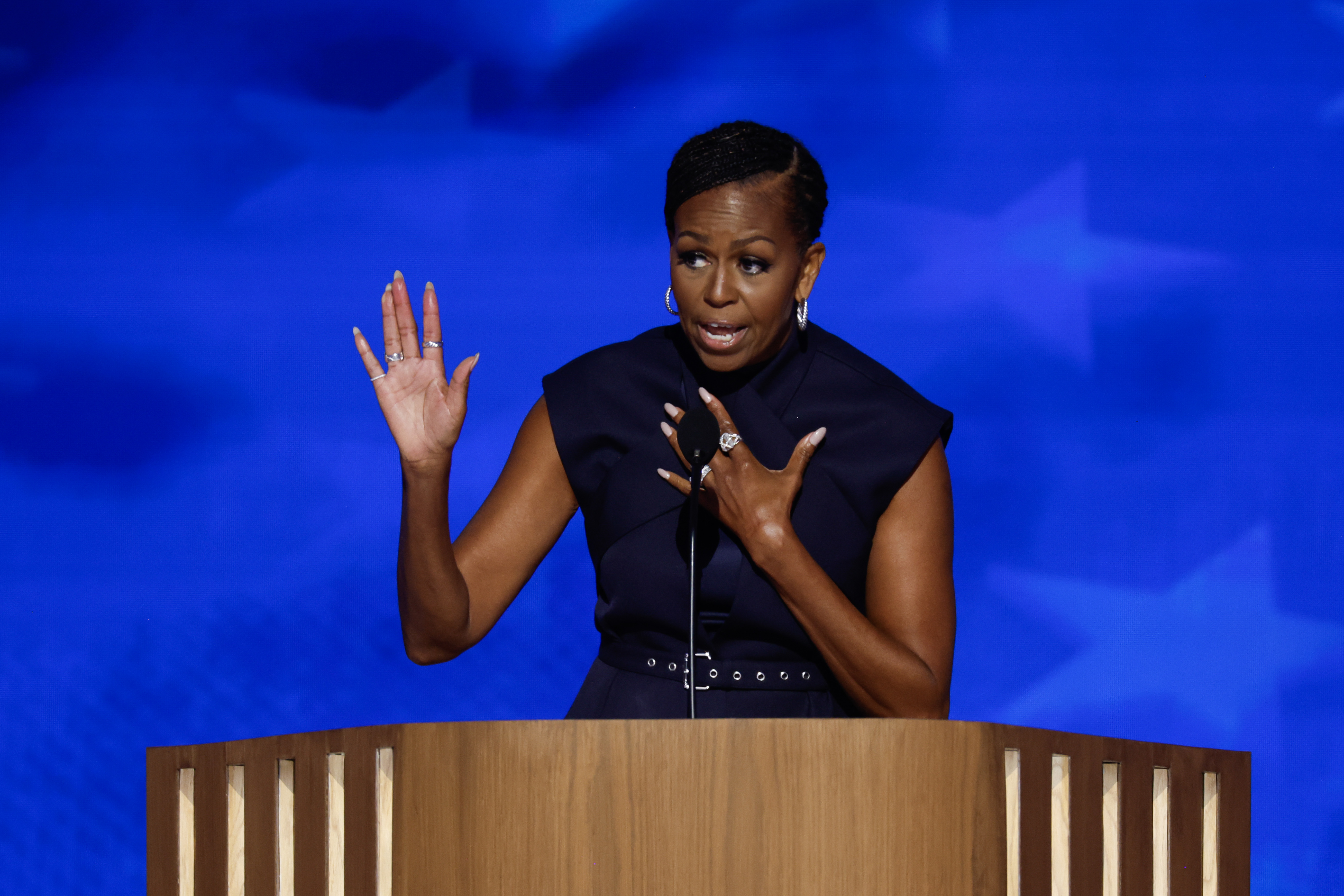 Michelle Obama s'exprime sur scène lors du deuxième jour de la convention nationale démocrate, le 20 août 2024, à Chicago, dans l'Illinois. | Source : Getty Images