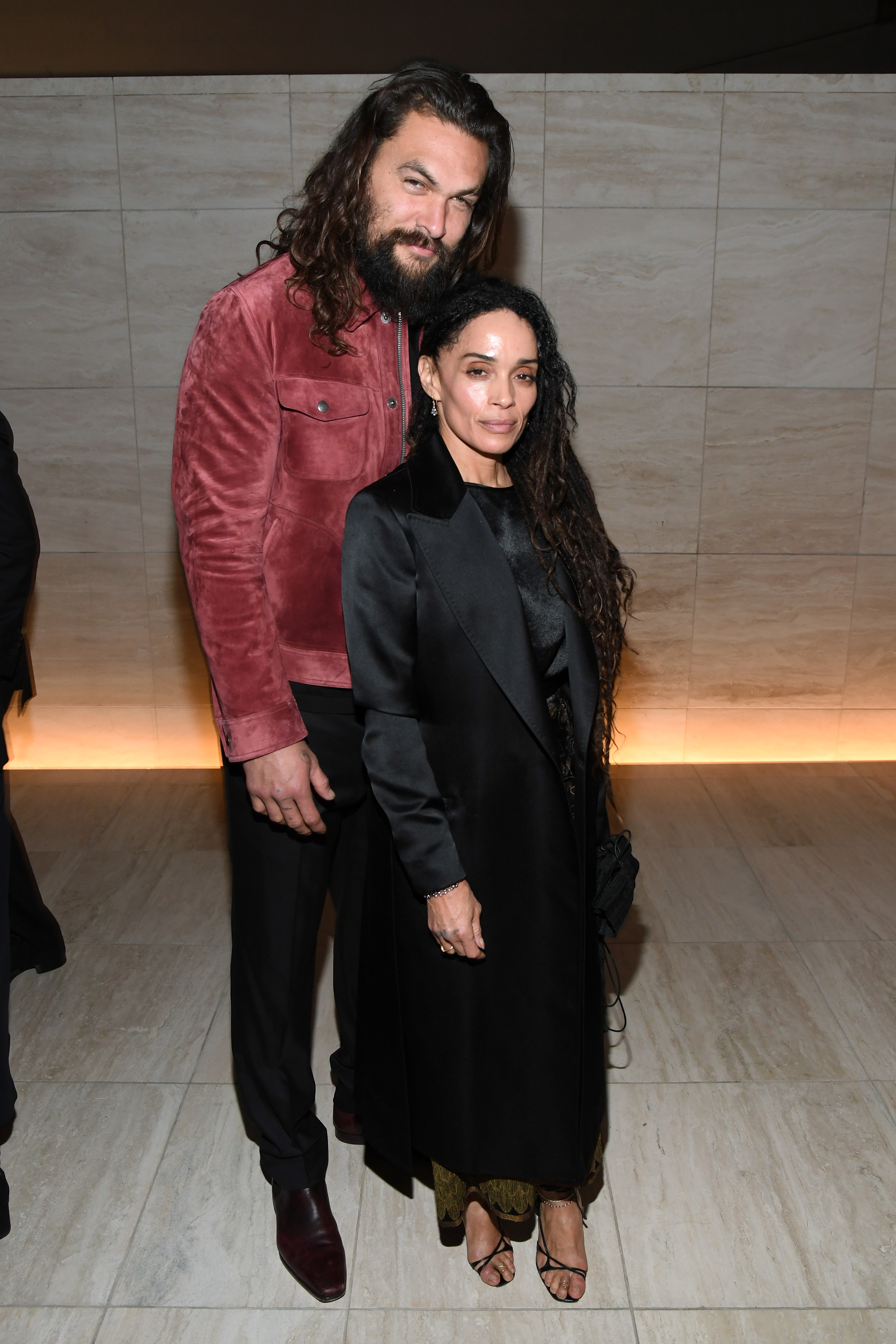 Jason Momoa et Lisa Bonet posent pour des photos lors du défilé Tom Ford AW20 aux Milk Studios. | Source : Getty Images