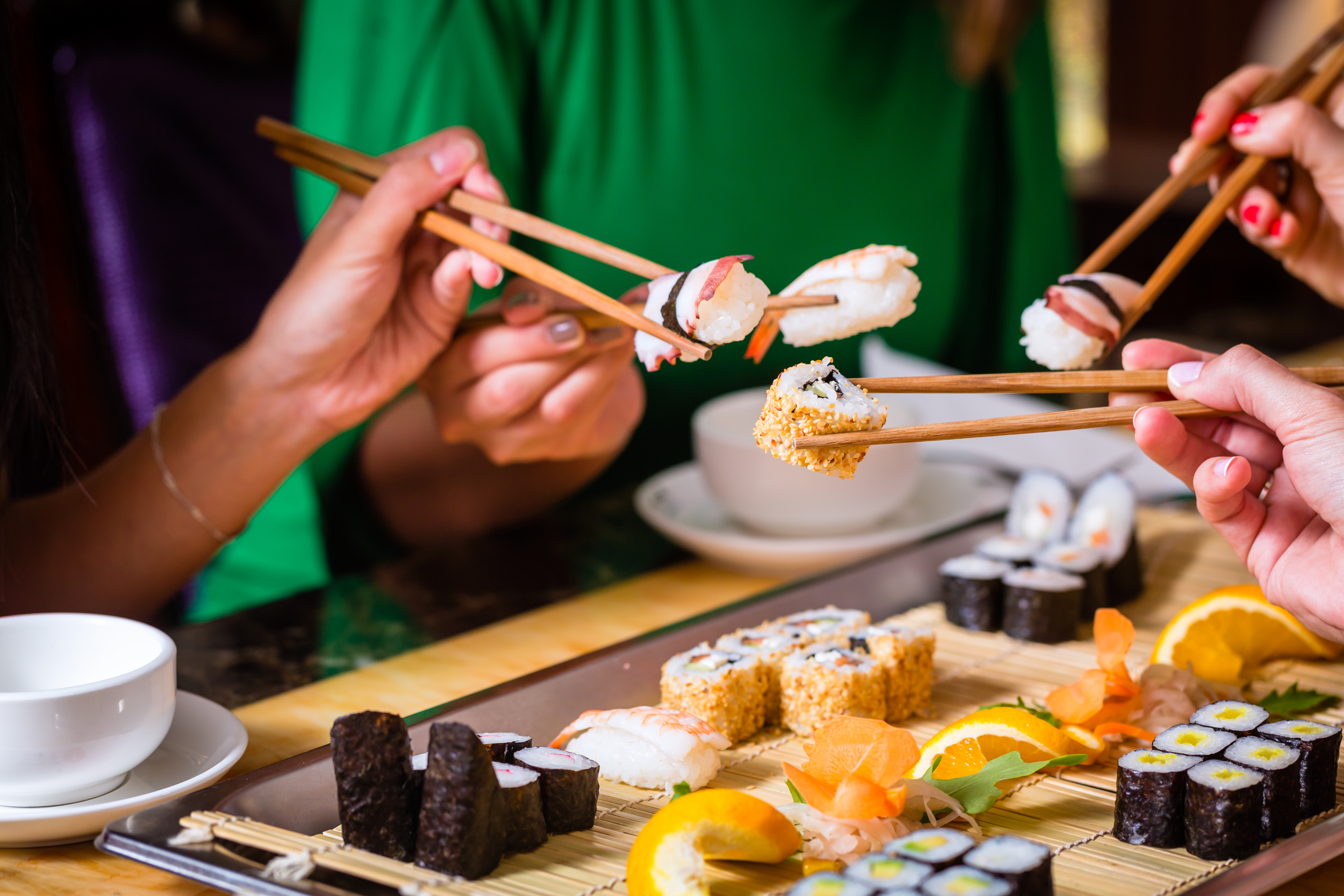 Des gens qui mangent des sushis | Source : Shutterstock