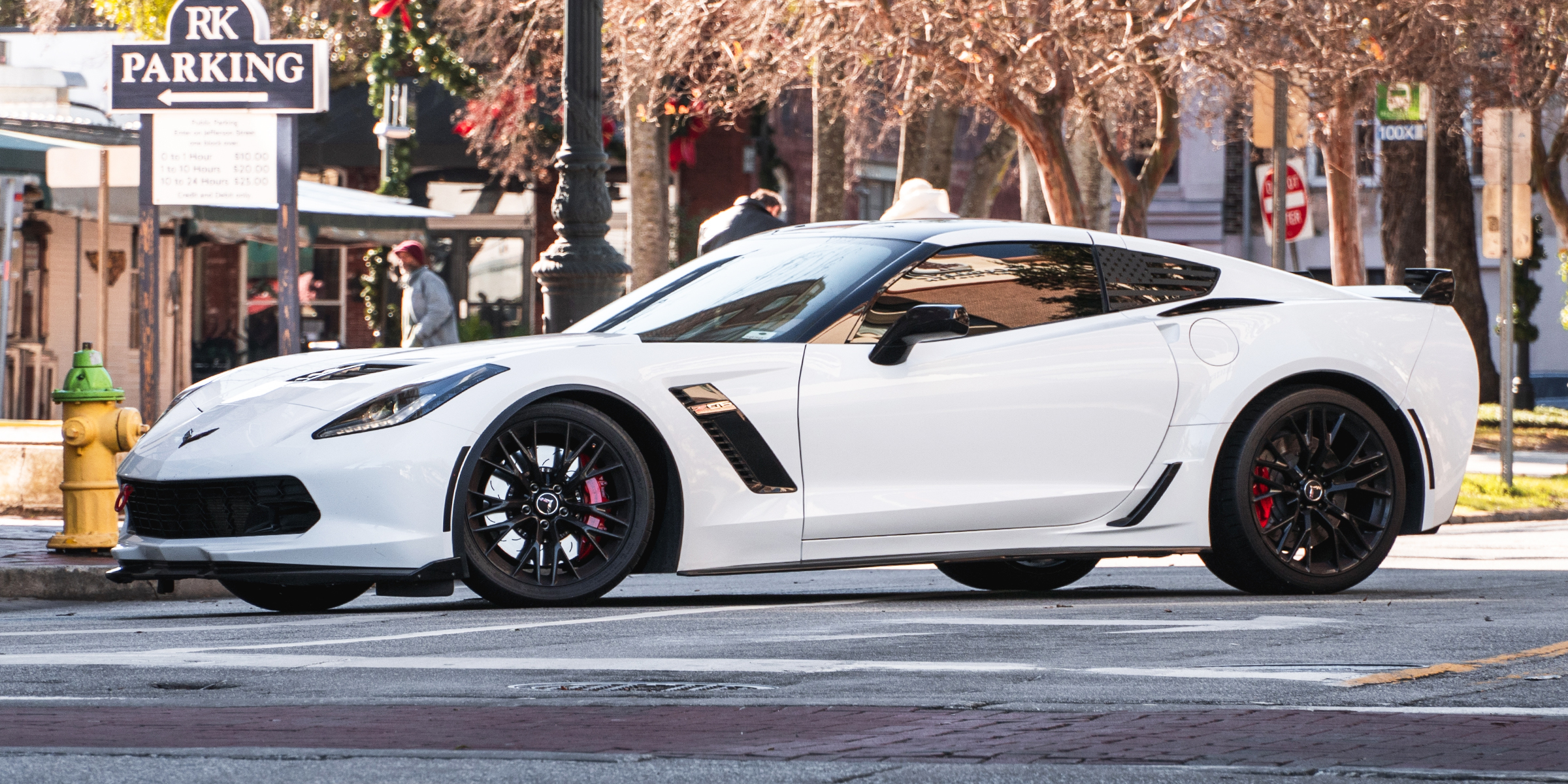 Une voiture de sport blanche | Source : Shutterstock