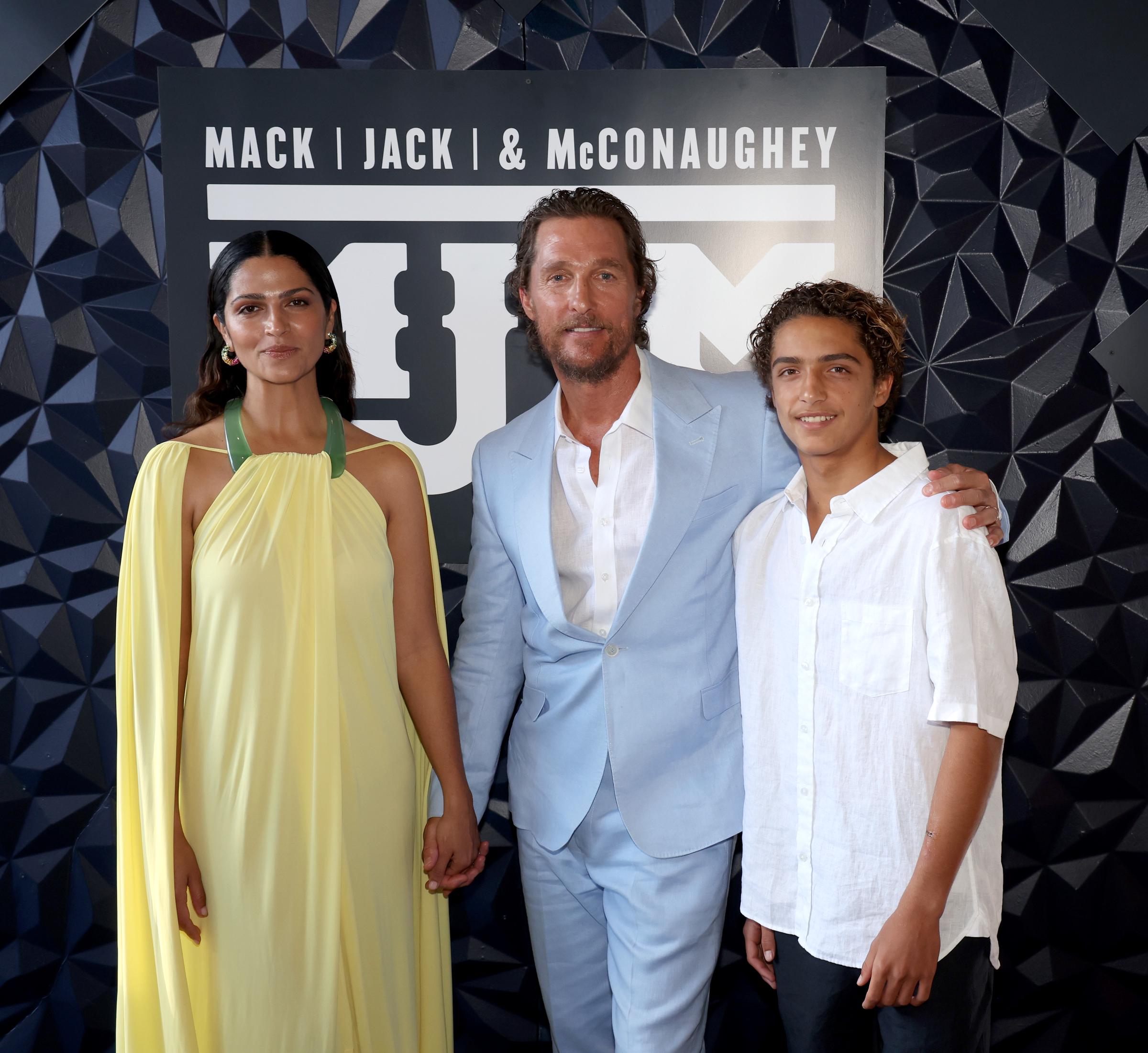 Camila Alves, Matthew McConaughey et leur fils Levi assistent au gala 2023 Mack, Jack &amp; McConaughey à Austin, au Texas, le 27 avril 2023. | Source : Getty Images