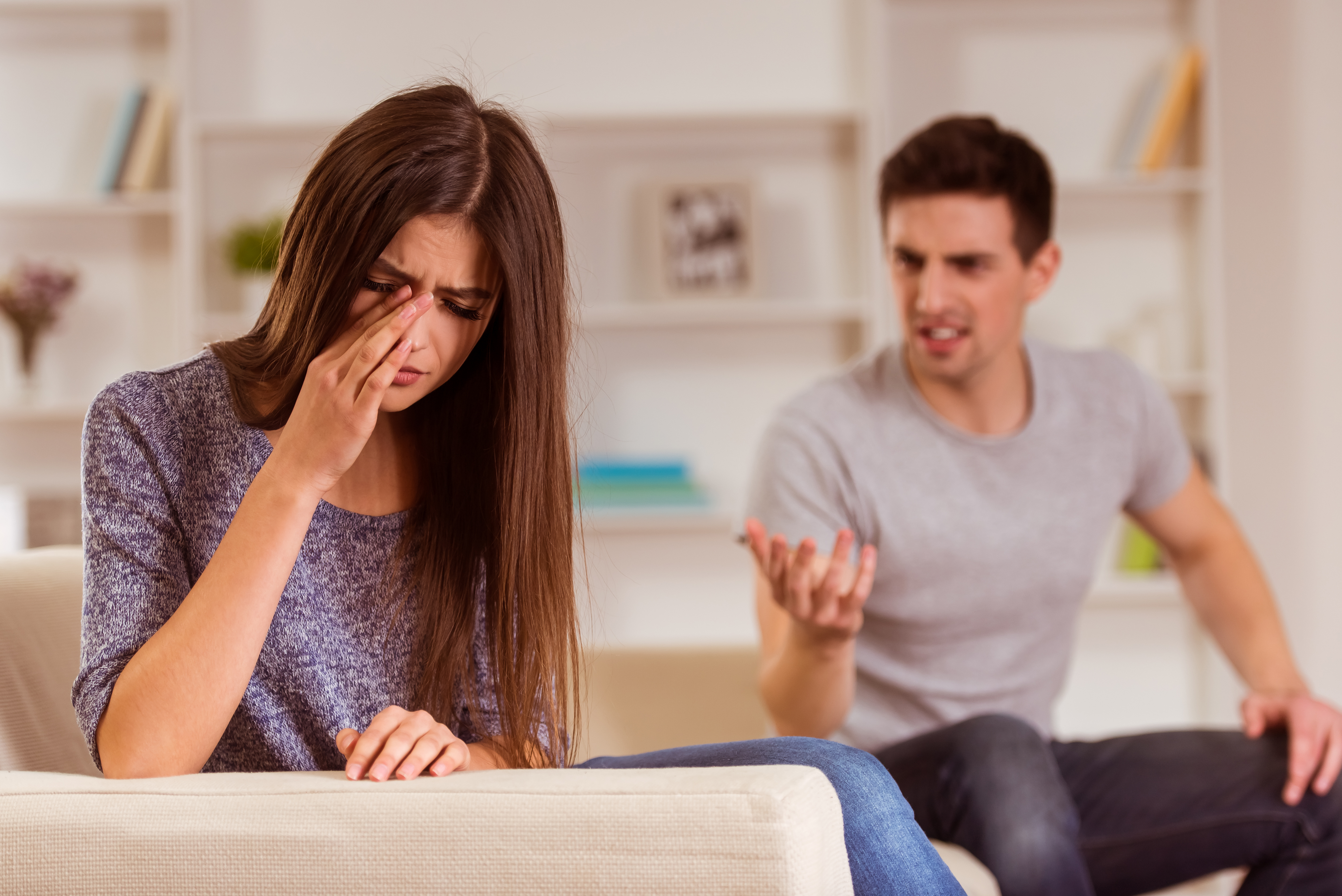 Une femme qui pleure pendant une dispute avec son mari | Source : Shutterstock