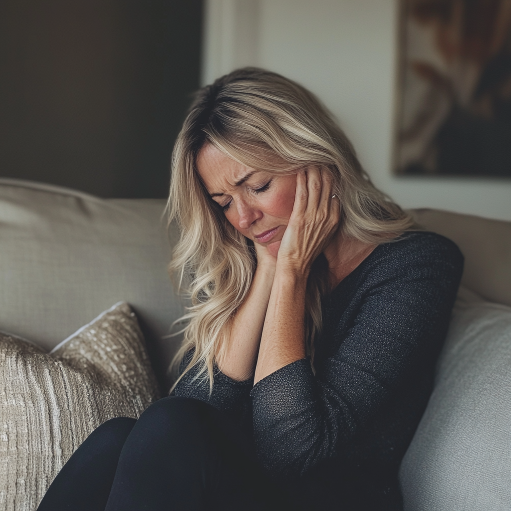 Une femme assise sur un canapé | Source : Midjourney