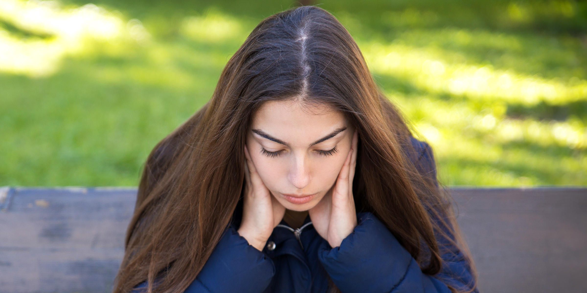 Une femme avec la tête dans les mains | Source : Shutterstock