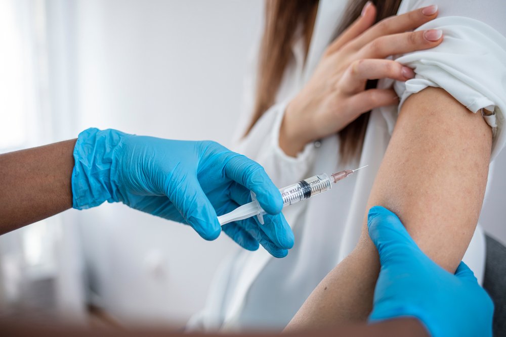 Une femme qui se fait vacciner. | Photo : Shutterstock