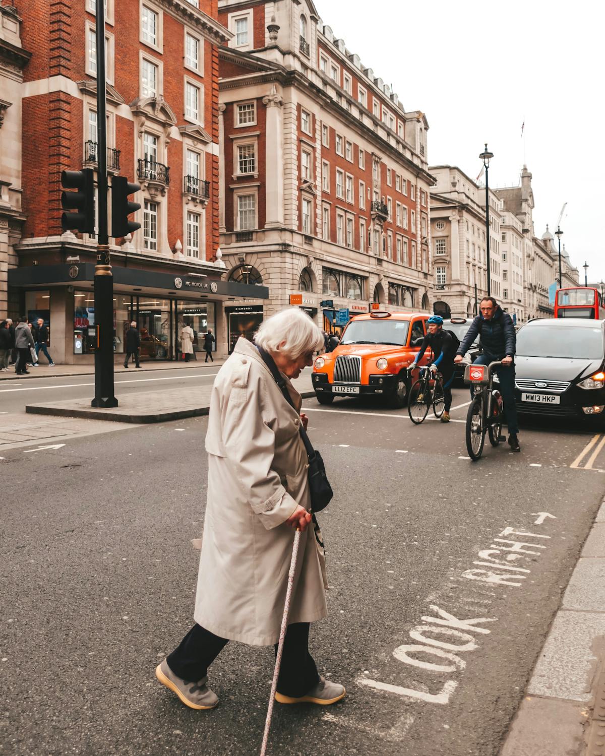 Une vieille femme dans la rue | Source : Pexels