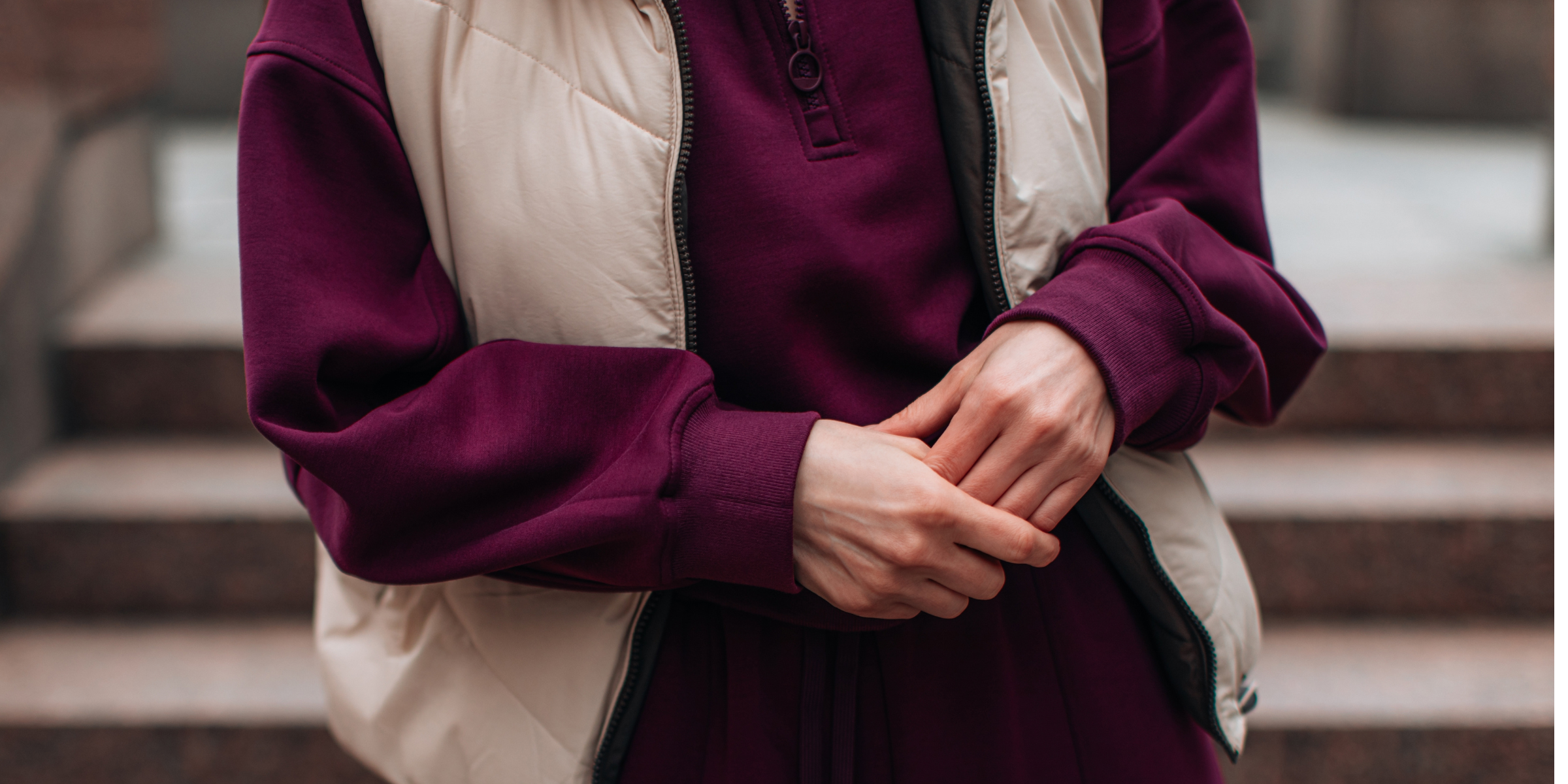 Femme en bordeaux | Source : Shutterstock