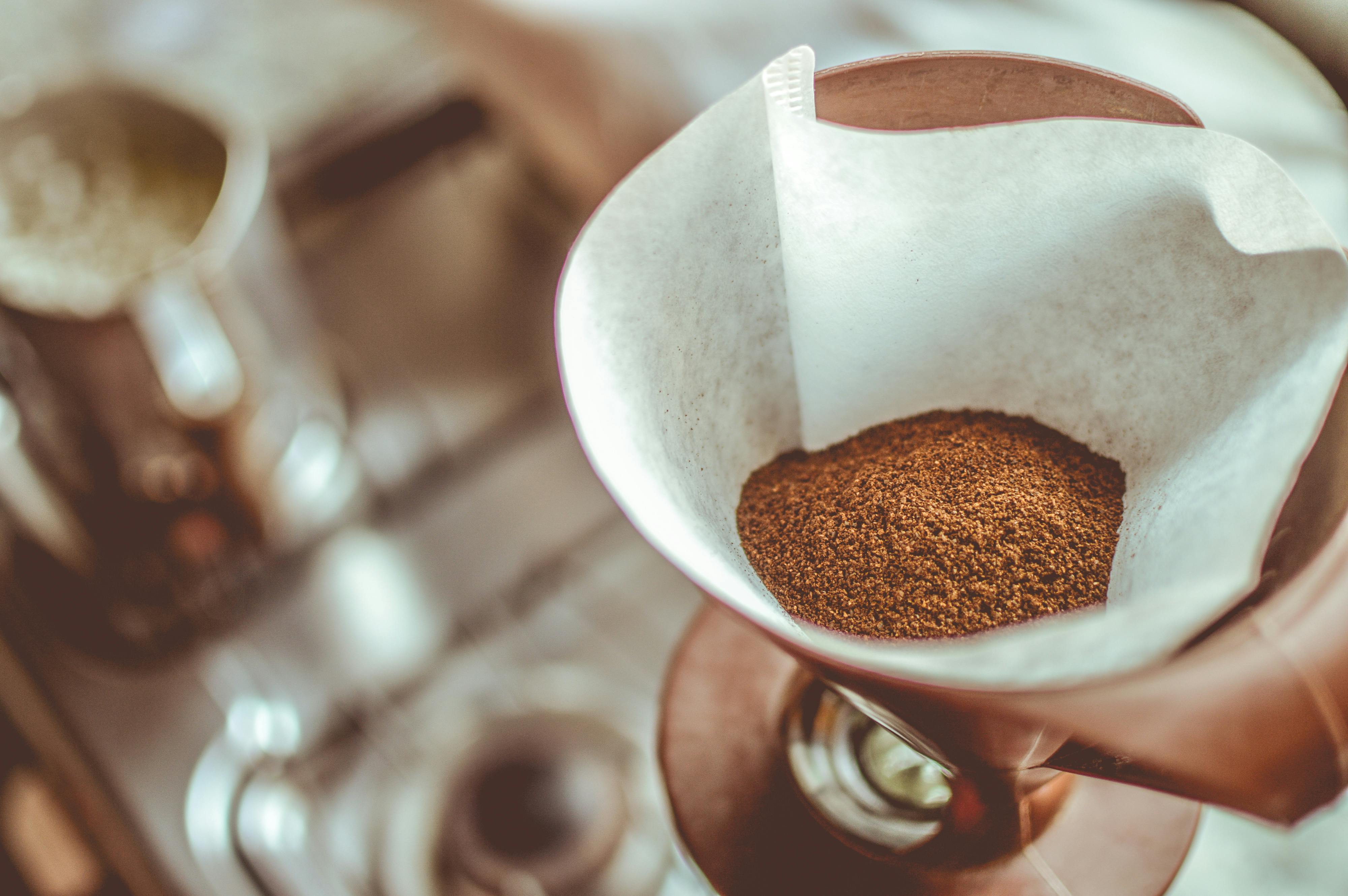 Café moulu dans un filtre | Source : Pexels