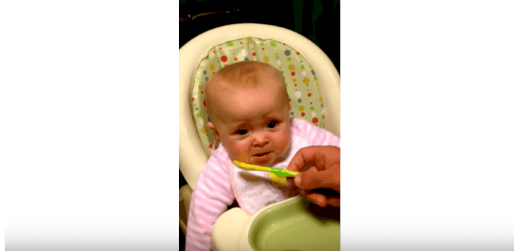 Un bébé dit les premiers mots. | Photo : Youtube/Jomantgixxer