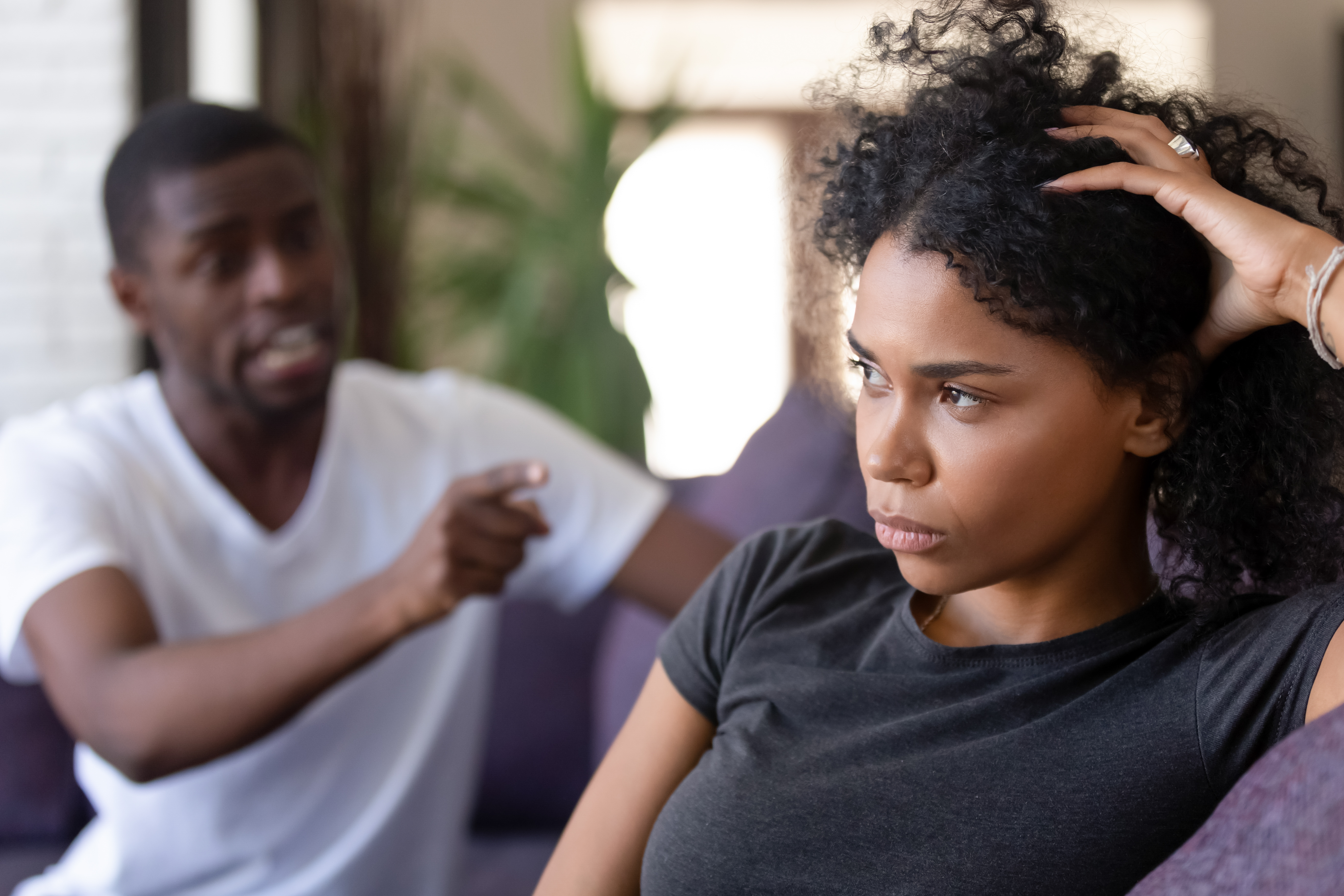 Un homme pointe du doigt une femme | Source : Shutterstock