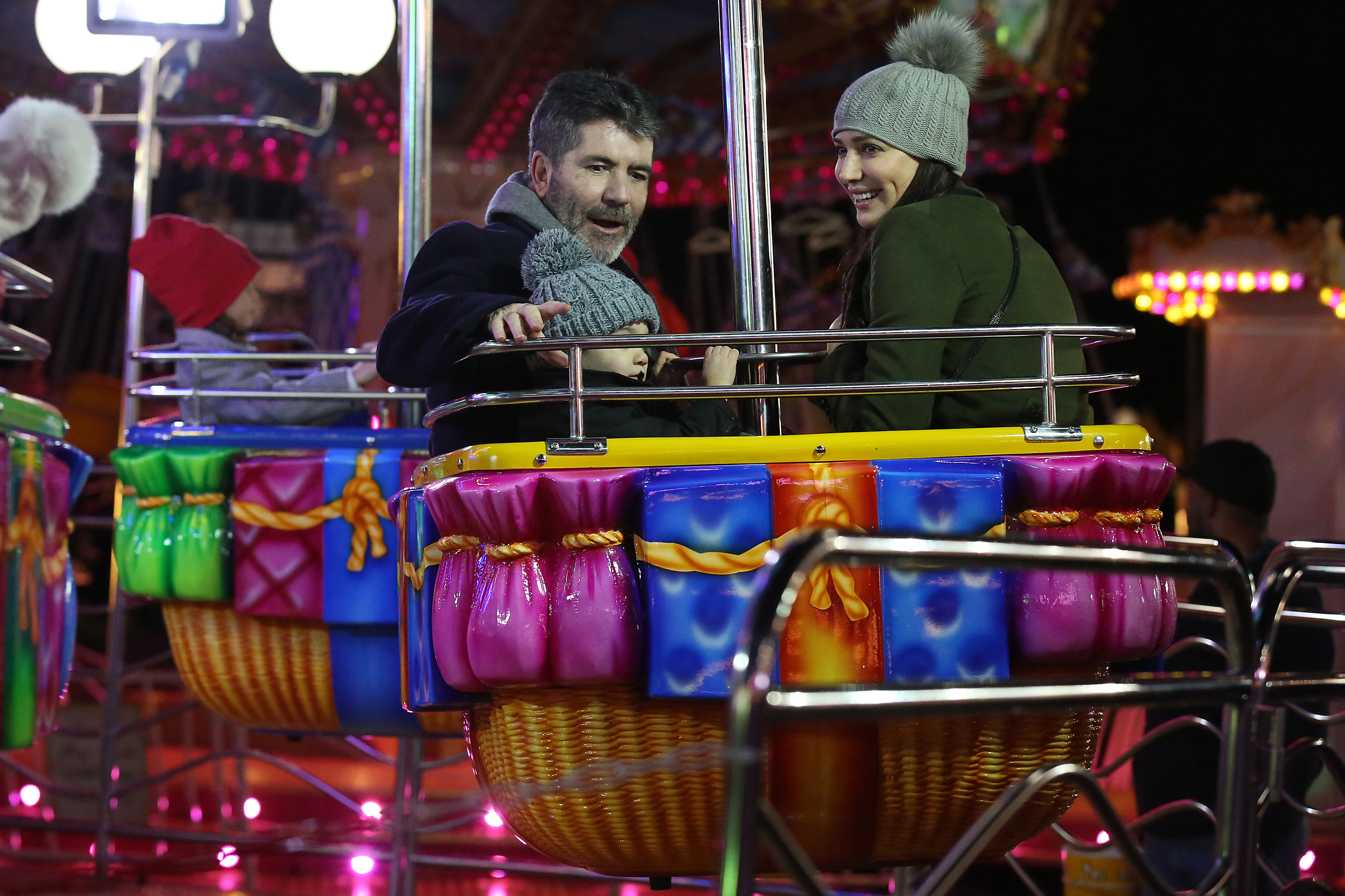 Simon et Eric Cowell et Lauren Silverman à Hyde Park Winter Wonderland en 2016 à Londres | Source : Getty Images