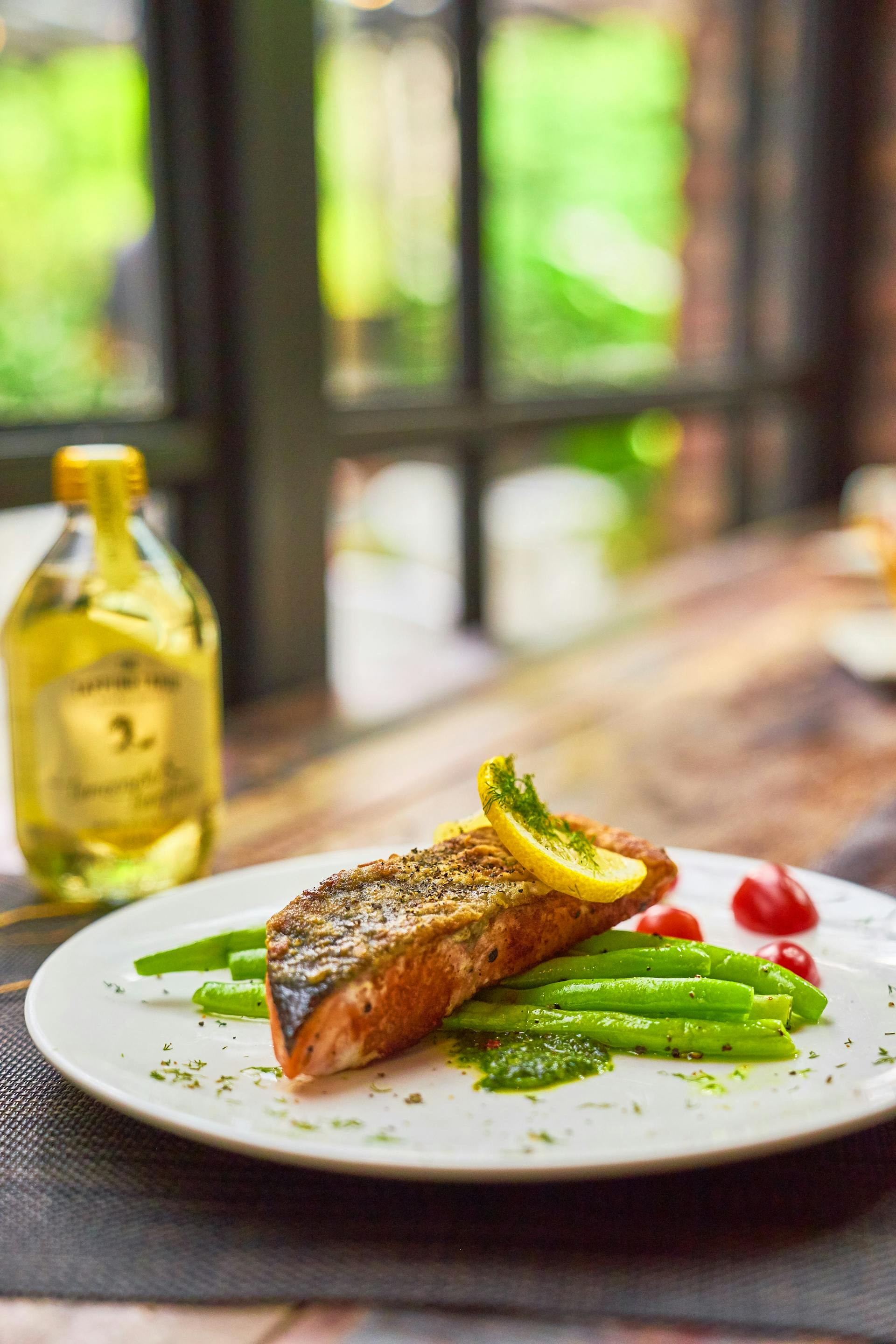 Steak de poisson rôti avec des haricots verts et du citron servi sur une assiette | Source : Pexels