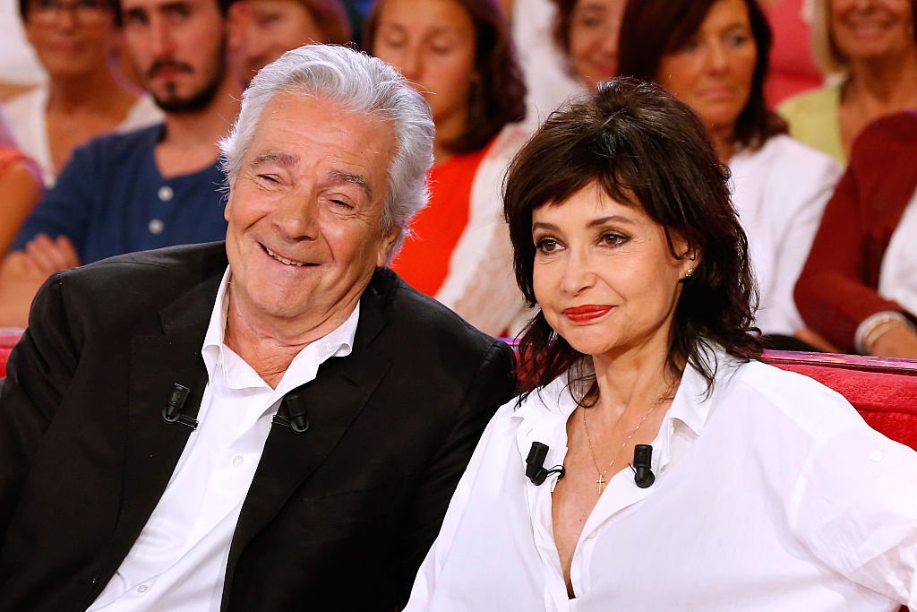 Pierre Arditi et Évelyne Bouix dans ''Vivement dimanche'' le 2 septembre 2015. | Photo : Getty Images