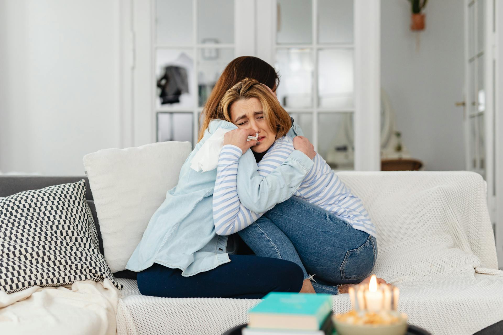 Une mère et une fille émues se serrent dans les bras | Source : Pexels