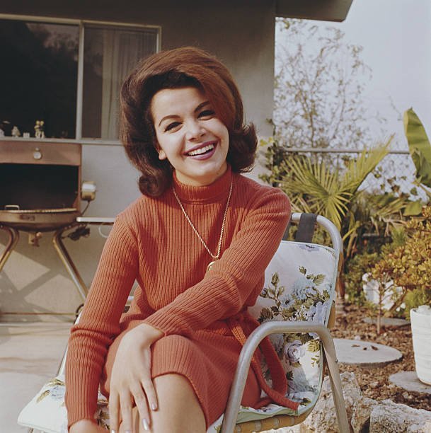 Portrait de l'actrice américaine Annette Funicello assise à l'extérieur, vers 1965. | Source : Getty Images