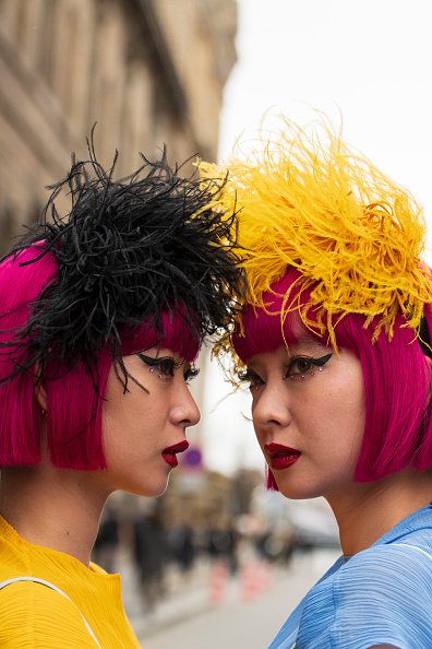 Les artistes musicales Aya Suzuki et Ami Suzuki du duo Amiaya |Photo : Getty Images