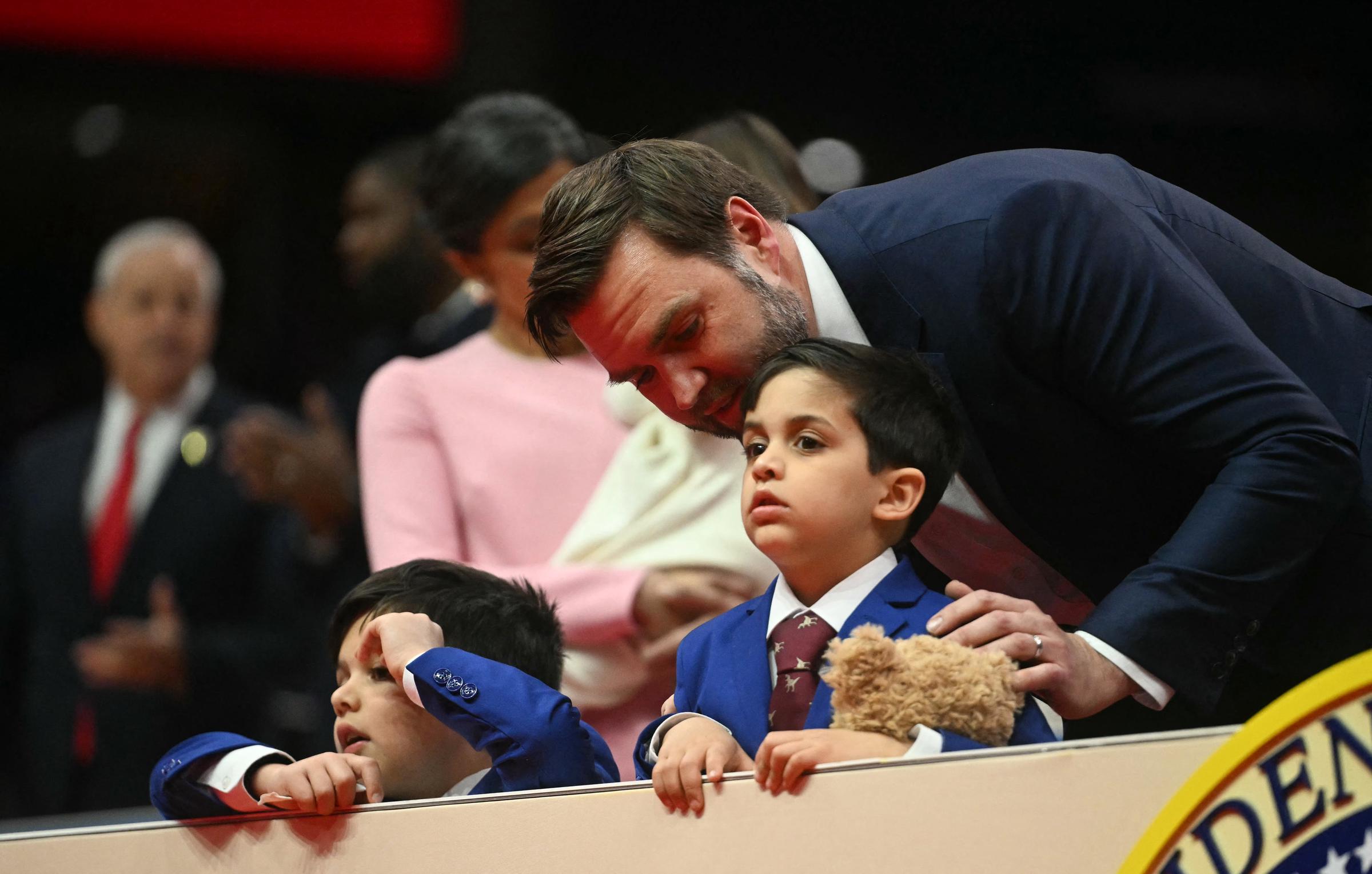 Le vice-président américain J.D. Vance parle avec ses fils, Ewan et Vivek, lors de l'inauguration à Washington | Source : Getty Images