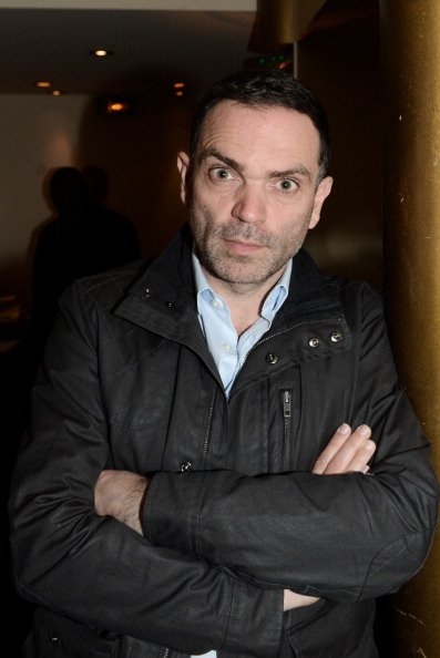 Yann Moix, lauréat du prix Renaudot, posant lors de l'annonce du prix littéraire Prix Renaudot le 4 novembre 2013 à Paris, France | Photo : Getty Images
