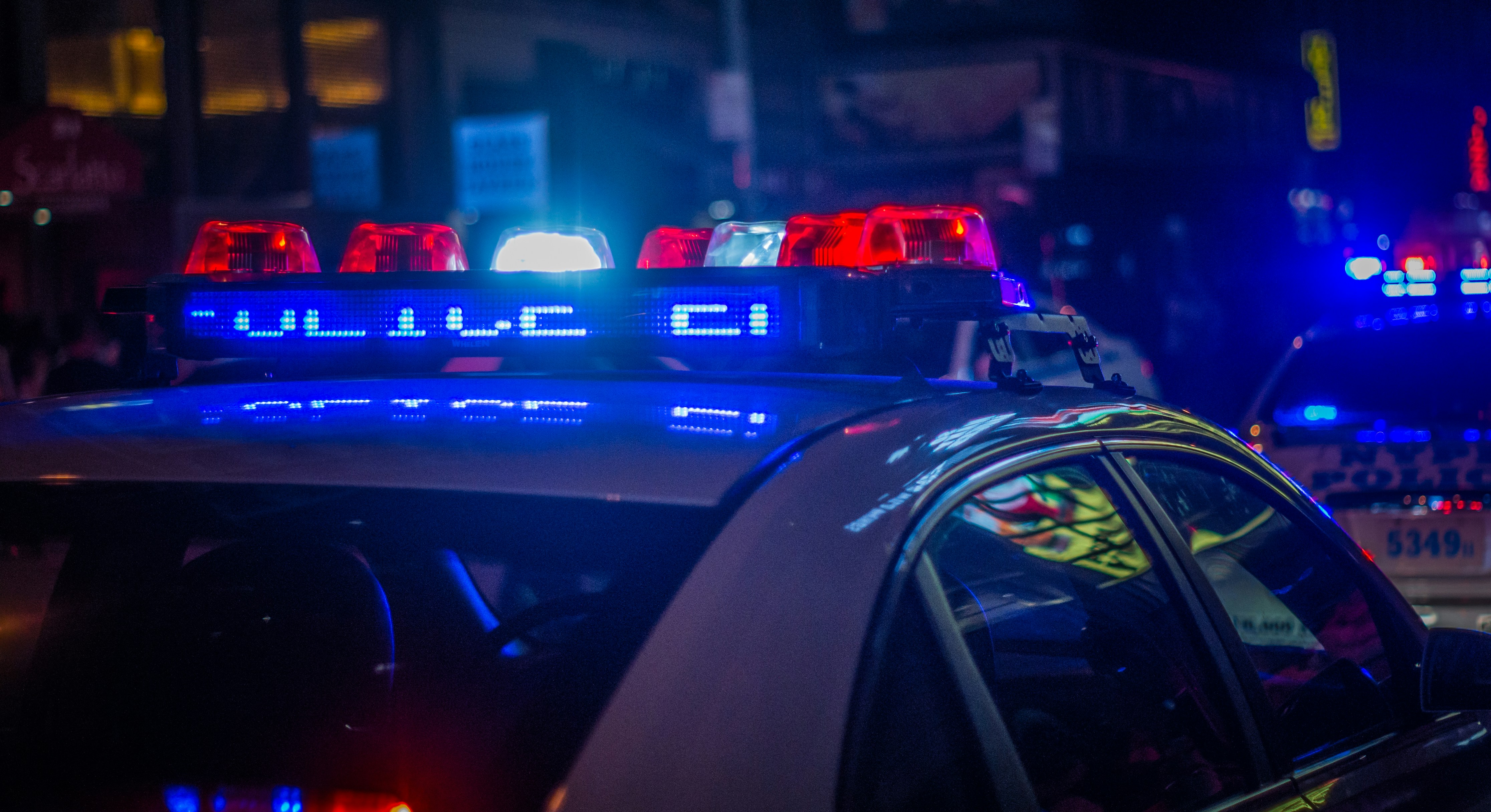 Les lumières d'une voiture de police | Source : Unsplash
