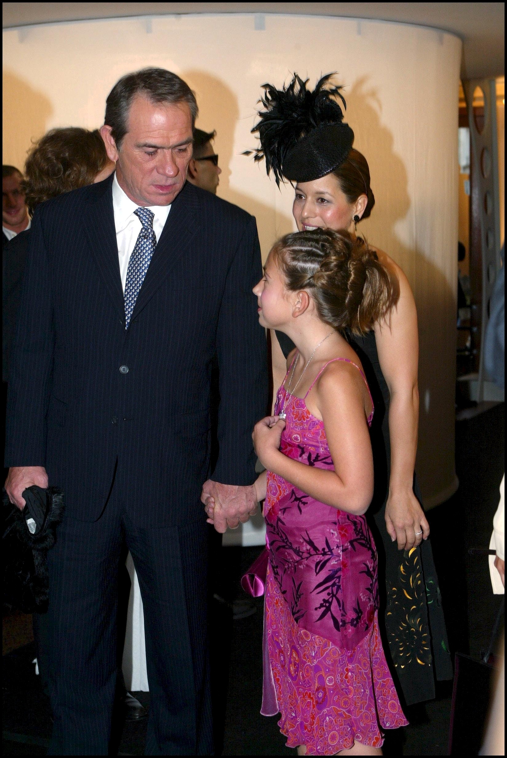 Tommy Lee Jones et Victoria Jones à la première de "Men In Black 2" à Paris, France, le 18 juillet 2002. | Source : Getty Images