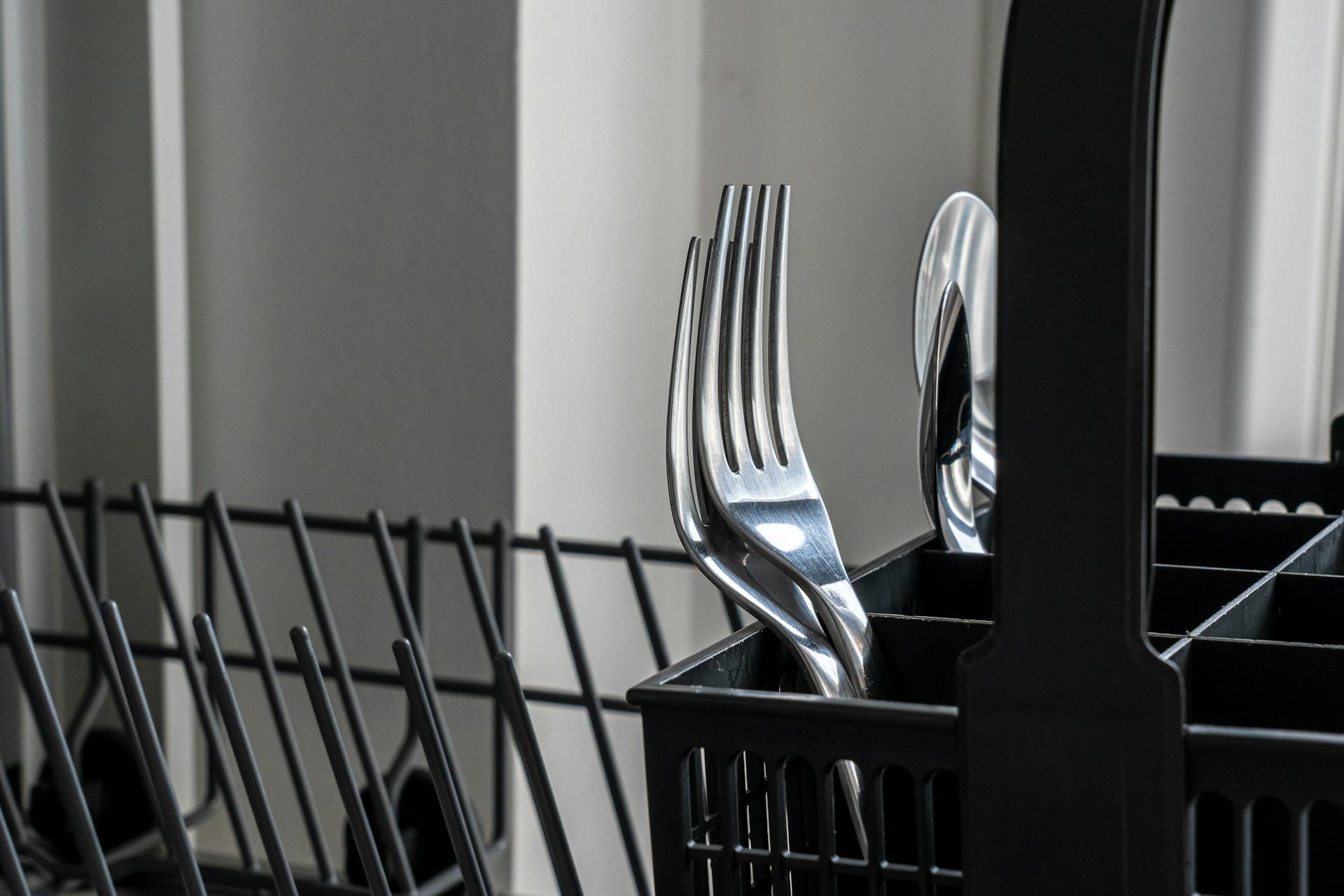 Couverts dans un lave-vaisselle | Source : Pexels