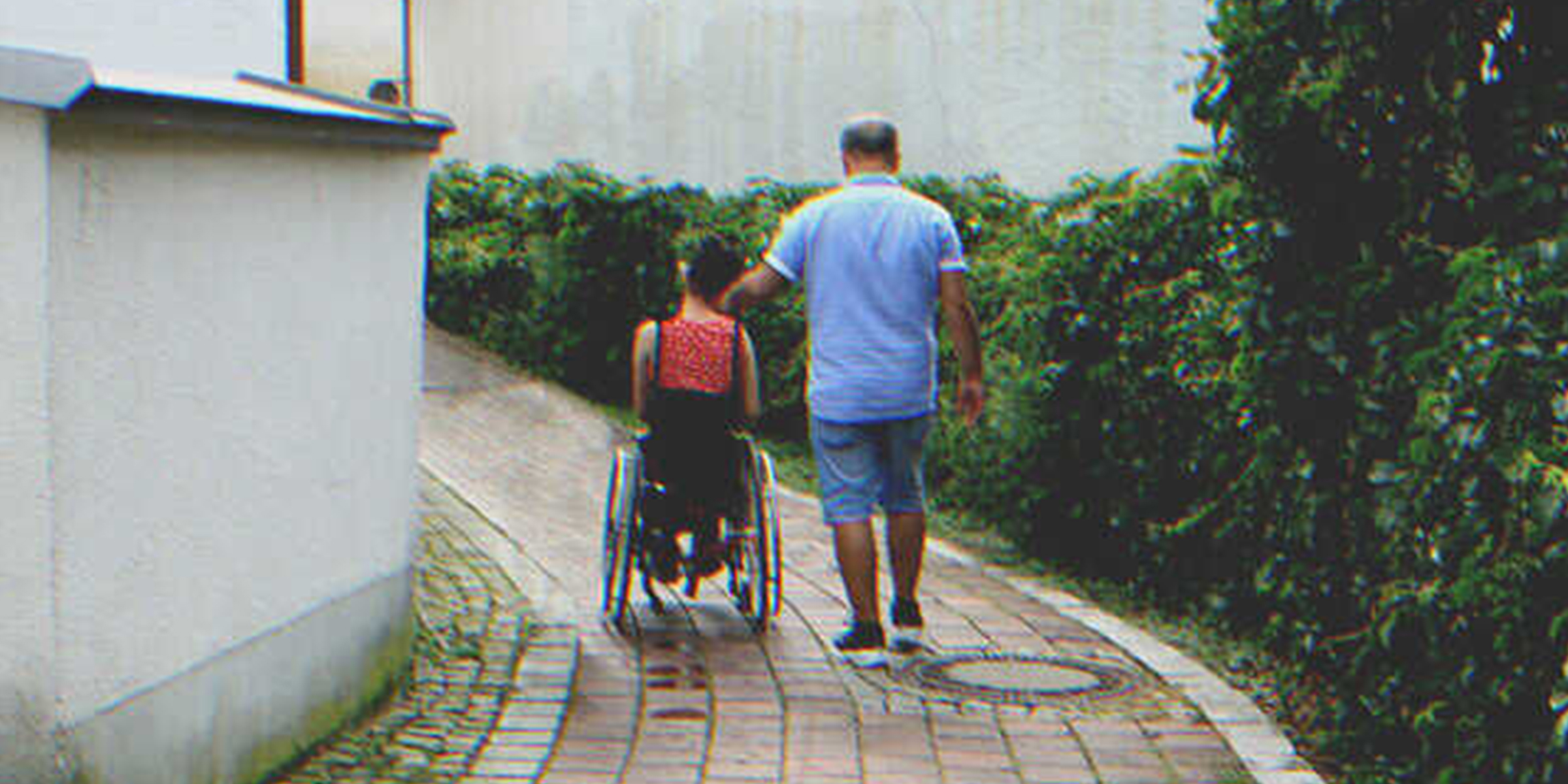 Hombre con niña en silla de ruedas | Fuente: Shutterstock