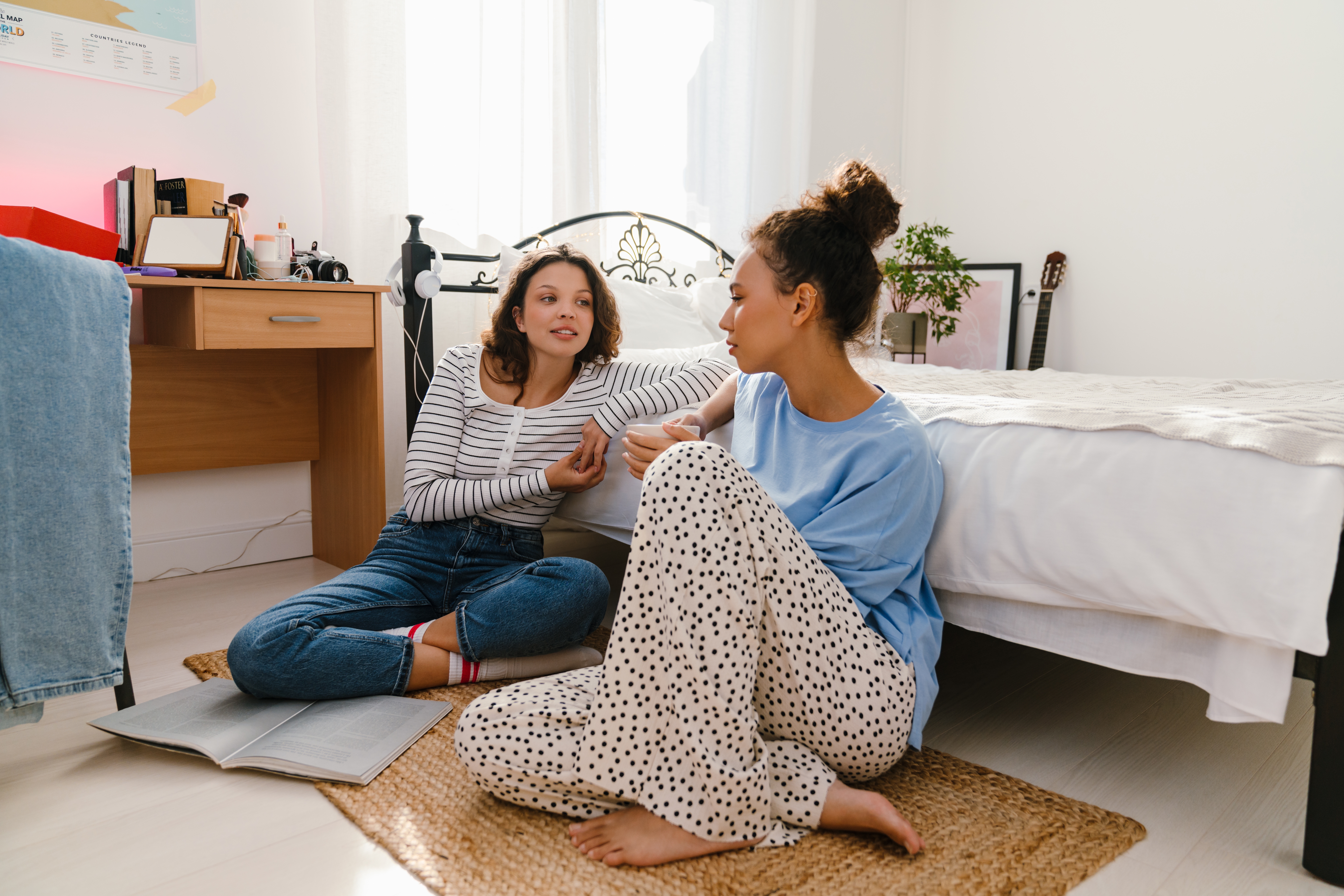 Deux femmes discutant dans la chambre à coucher. | Source : Shutterstock