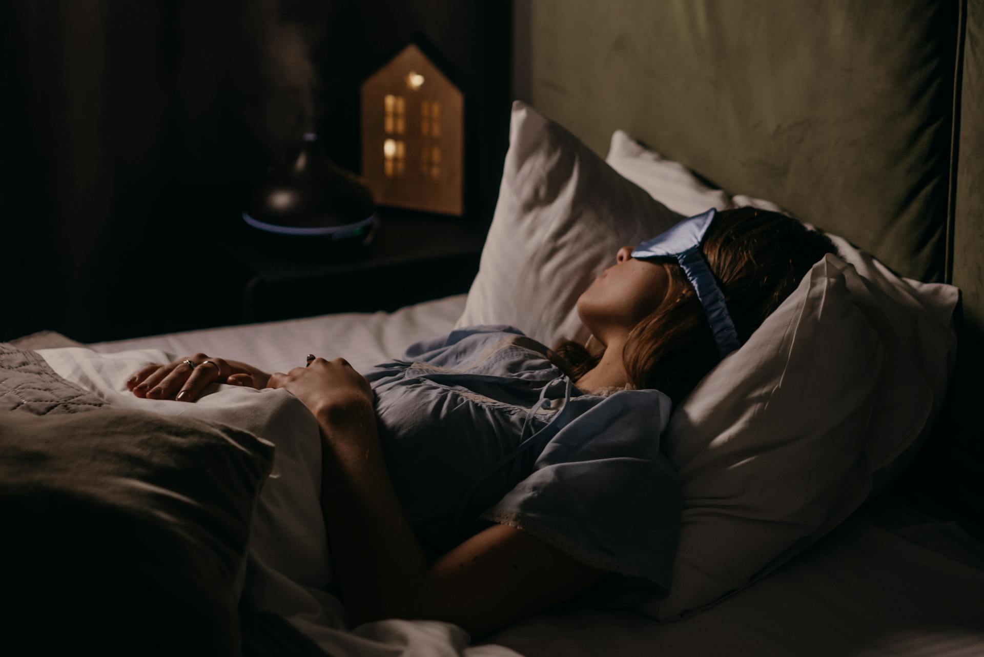 Une femme qui dort dans son lit | Source : Pexels