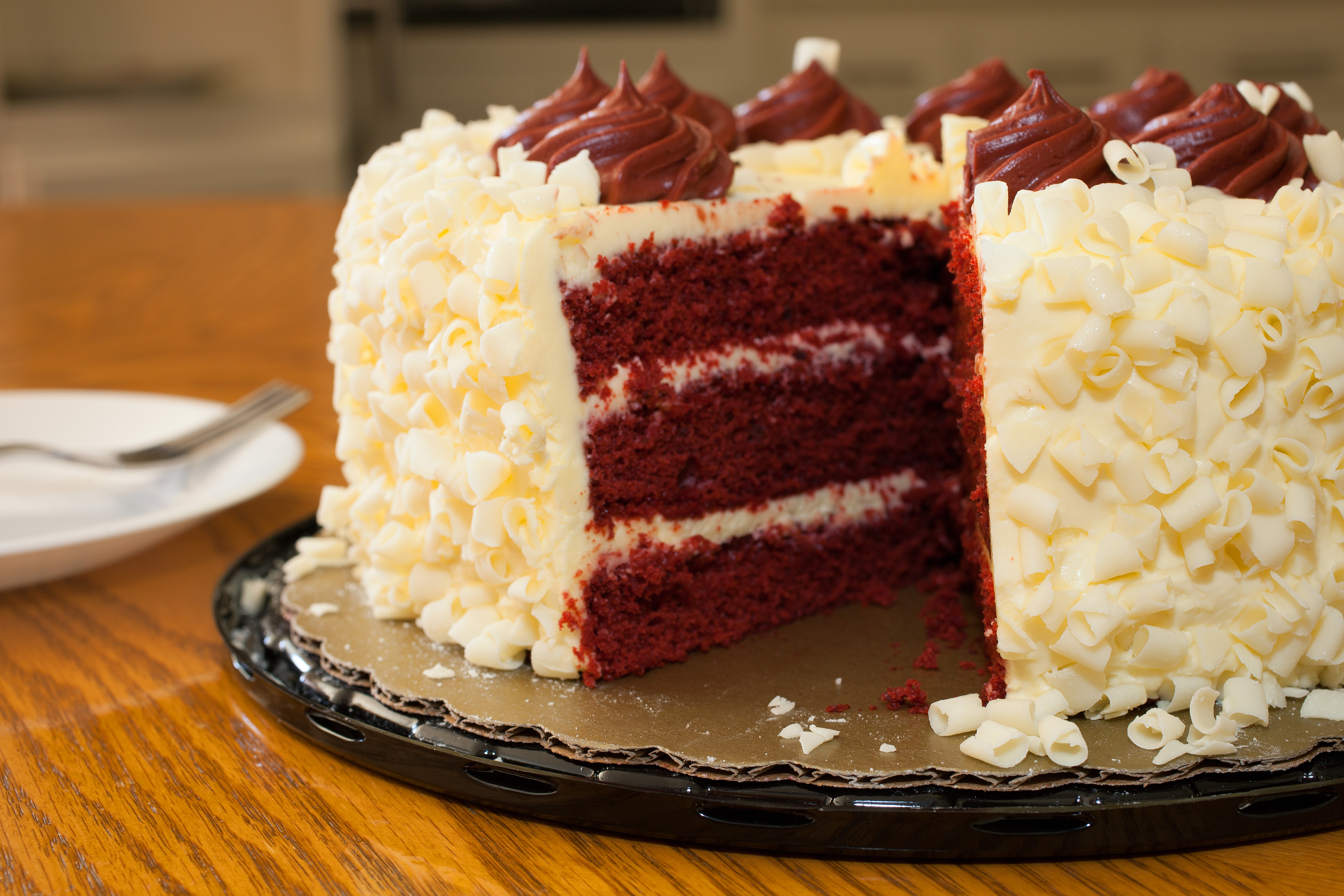 Gâteau de velours rouge sur la table | Source : Shutterstock