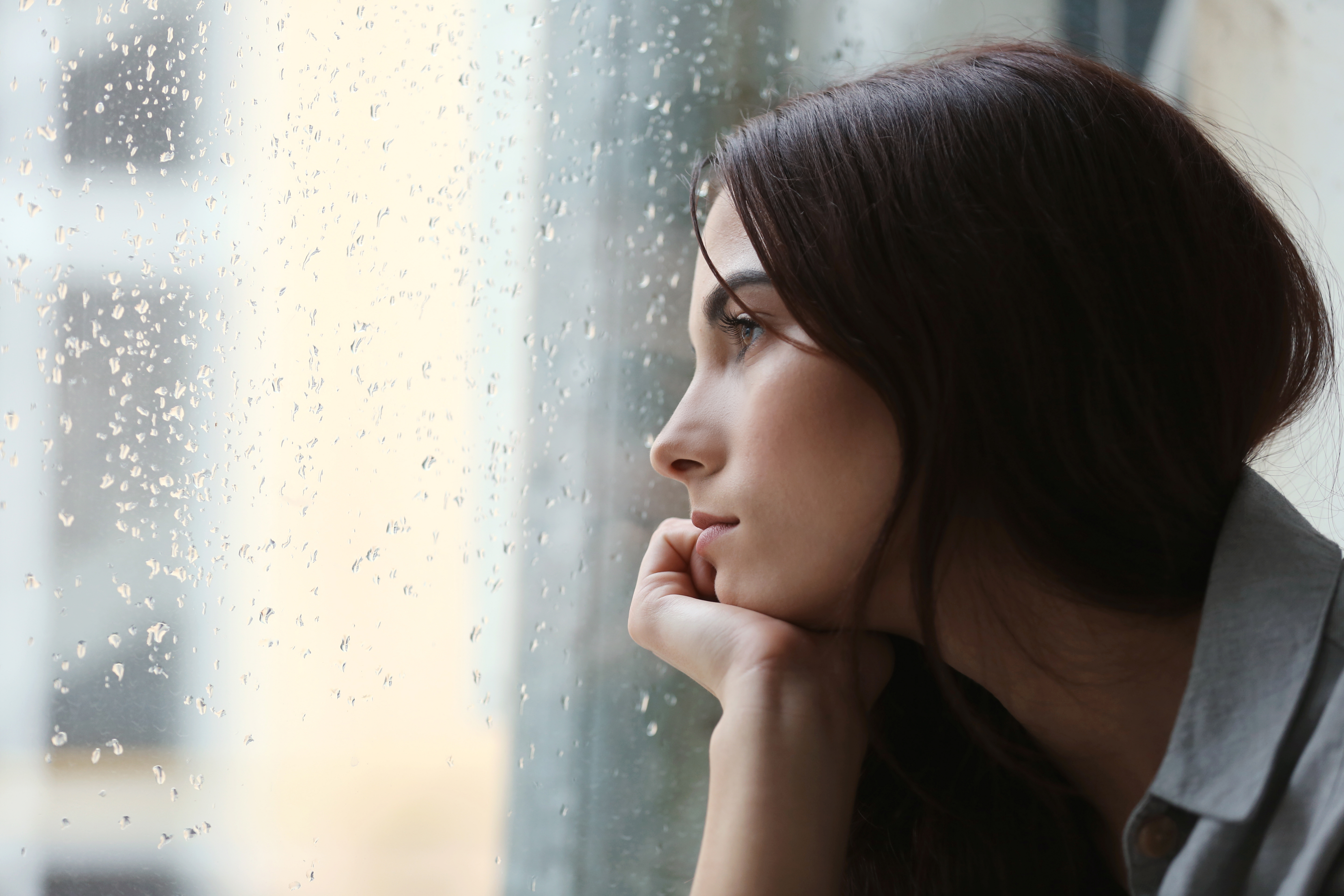 Une femme qui regarde par la fenêtre | Source : Shutterstock