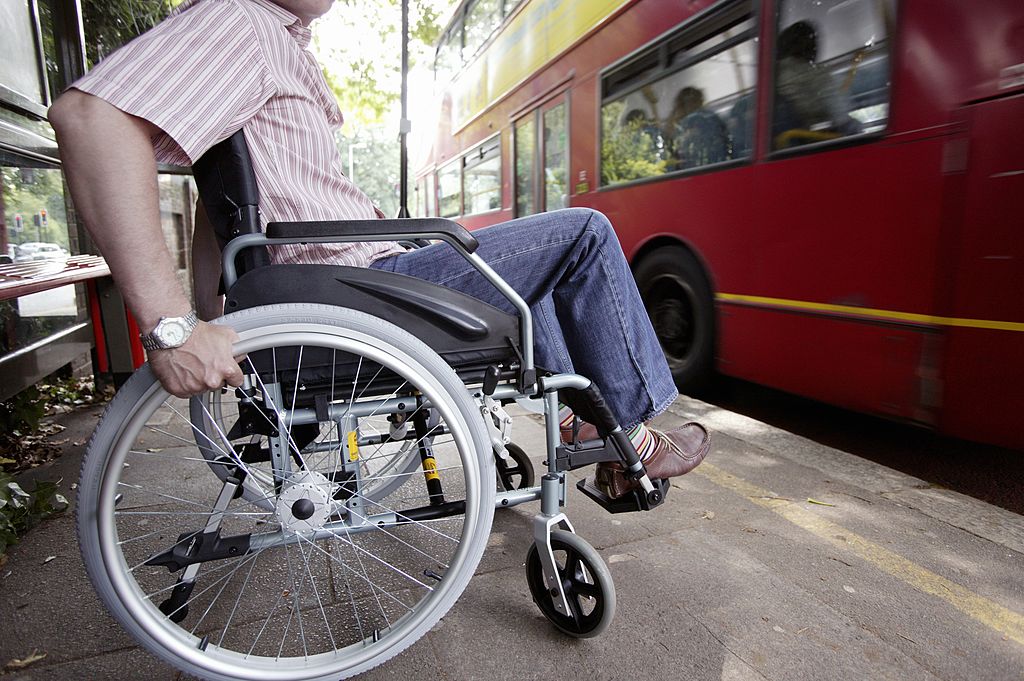 Un homme en fauteuil roulant. | Photo : Getty Images