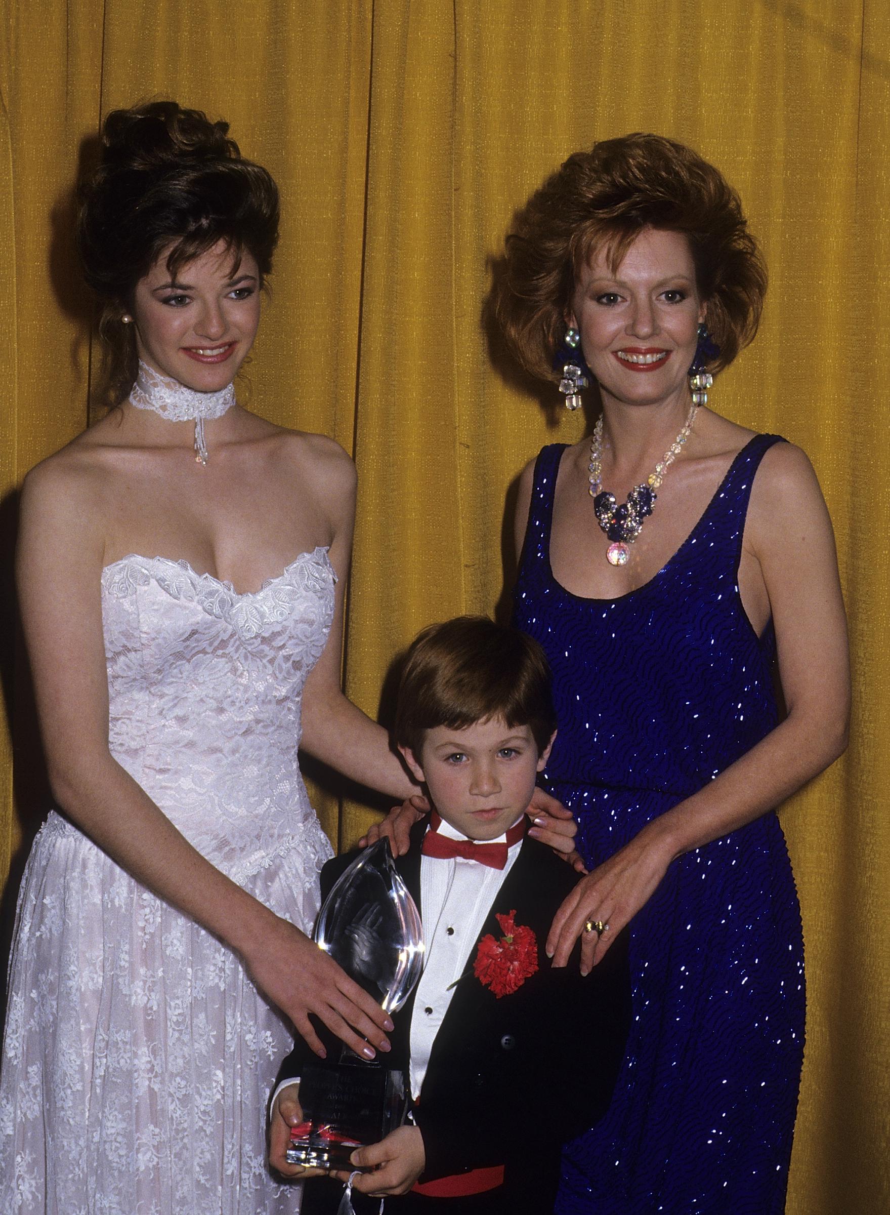 Andrea Elson, Anne Schedeen et Benji Gregory assistent à la 13e édition des People's Choice Awards au Santa Monica Civic Auditorium en Californie le 15 mars 1987. | Source : Getty Images