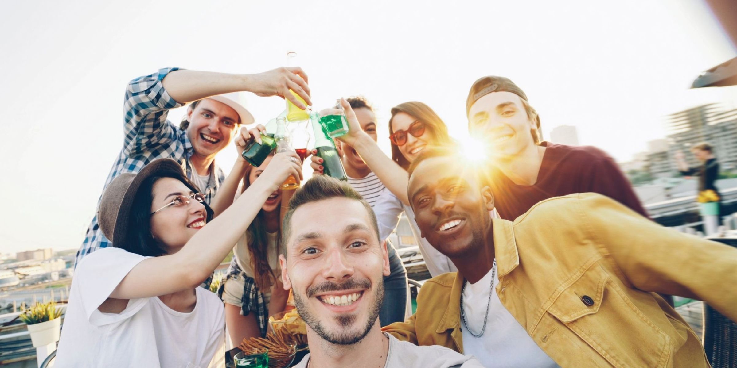 Un groupe d'amis qui trinquent et profitent d'un événement en plein air sous le soleil | Source : Pexels