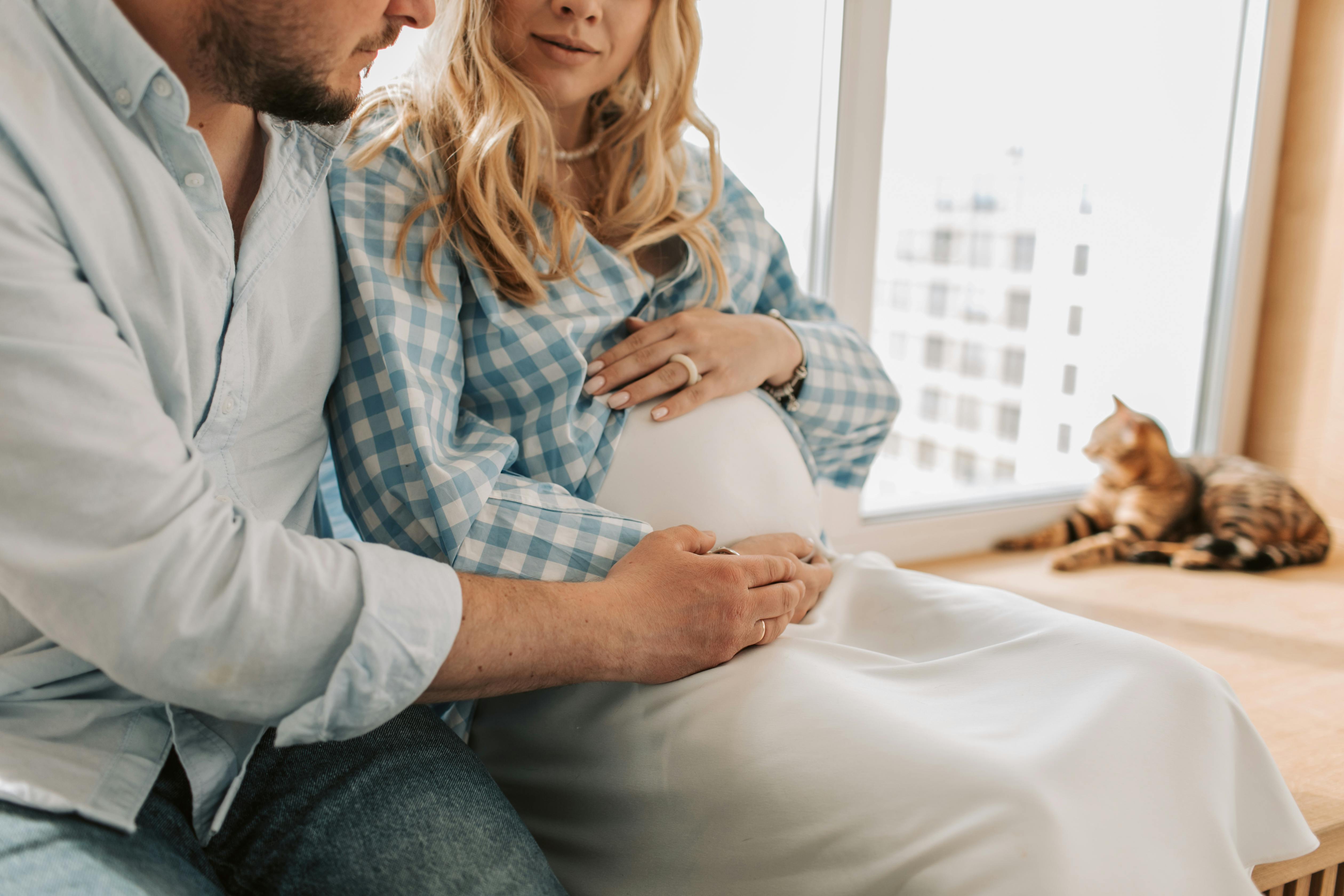 Une femme enceinte heureuse avec son mari | Source : Pexels