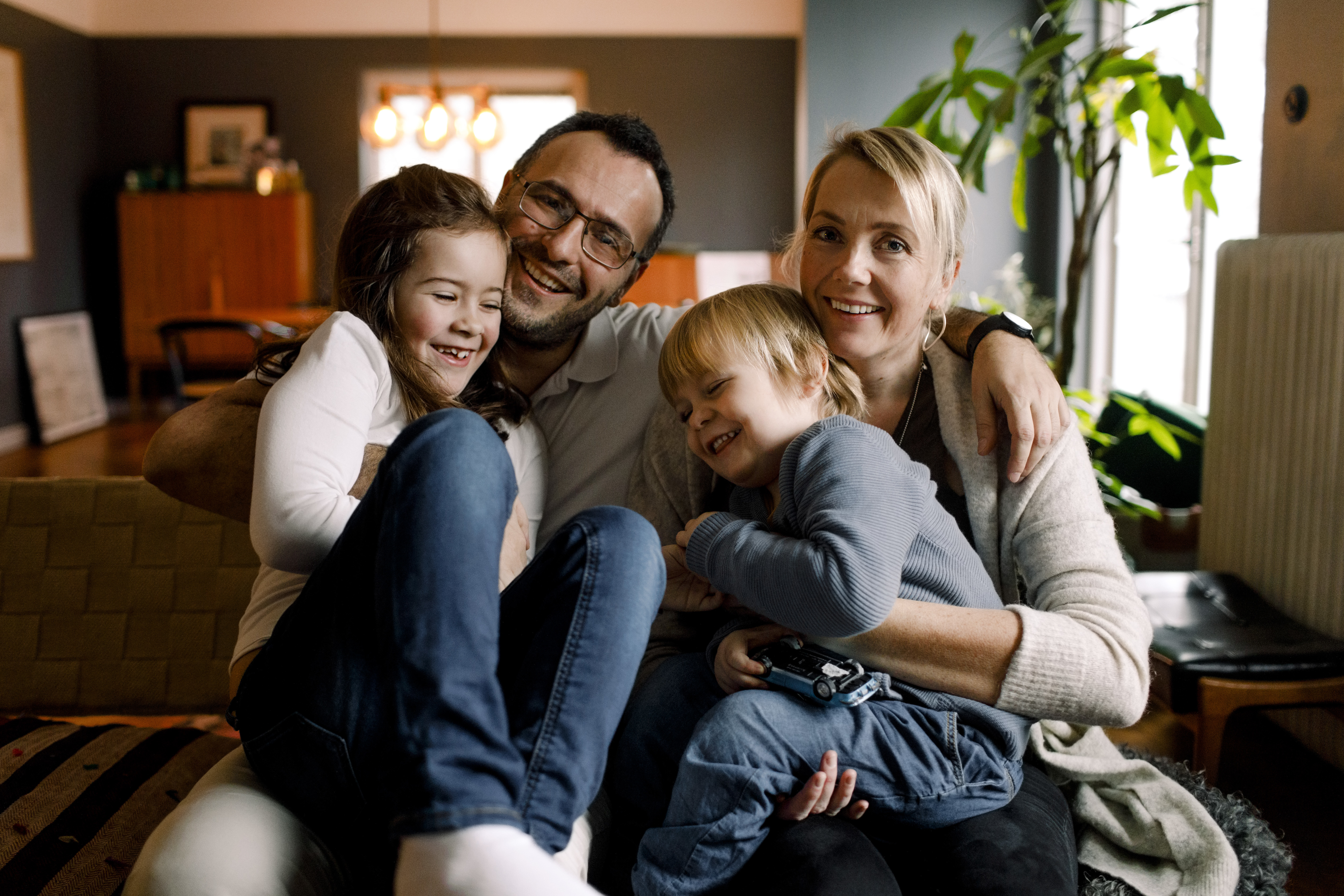 Des parents avec leurs filles enjouées | Source : Getty Images