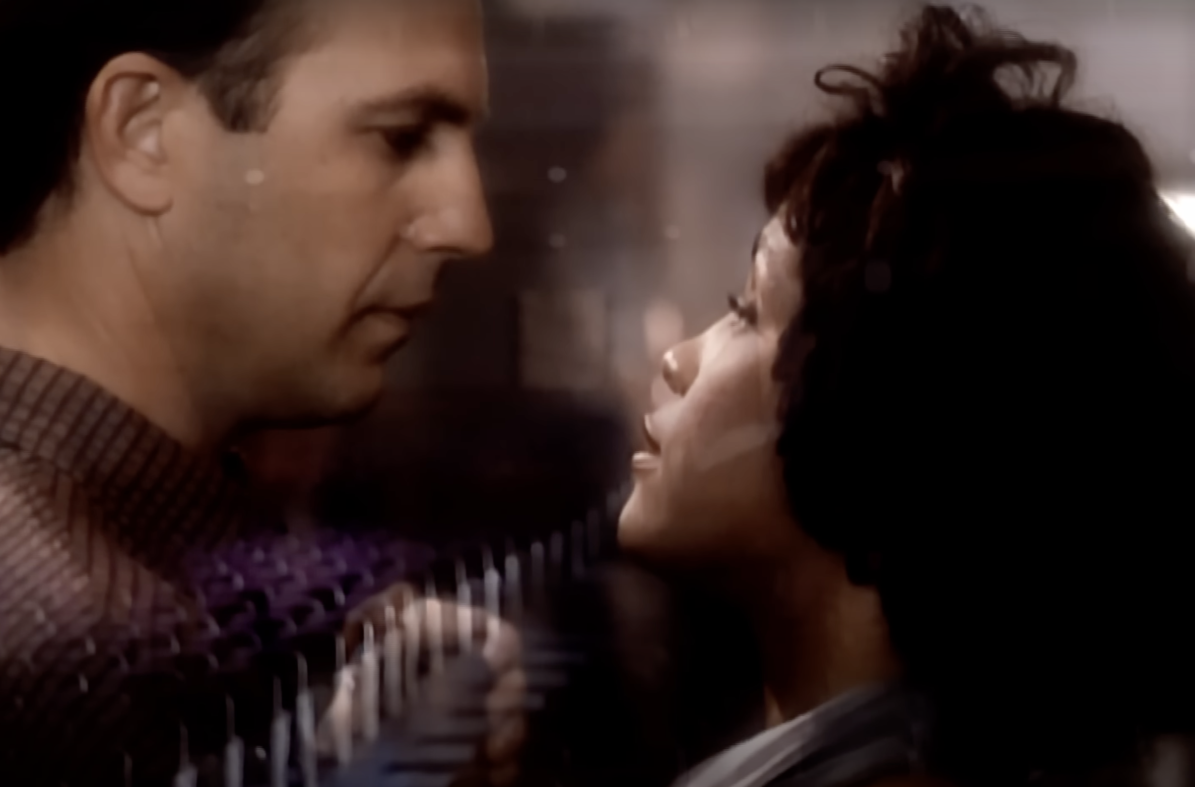 Kevin Costner et Whitney Houston dans une scène de "The Bodyguard", partagée via le clip de Whitney Houston pour "I Will Always Love You", posté le 28 septembre 2010 | Source : YouTube/Whitney Houston