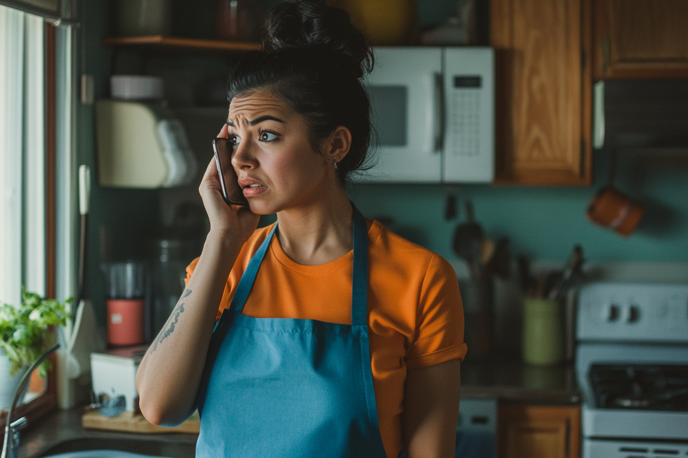 Une femme inquiète au téléphone | Source : Midjourney