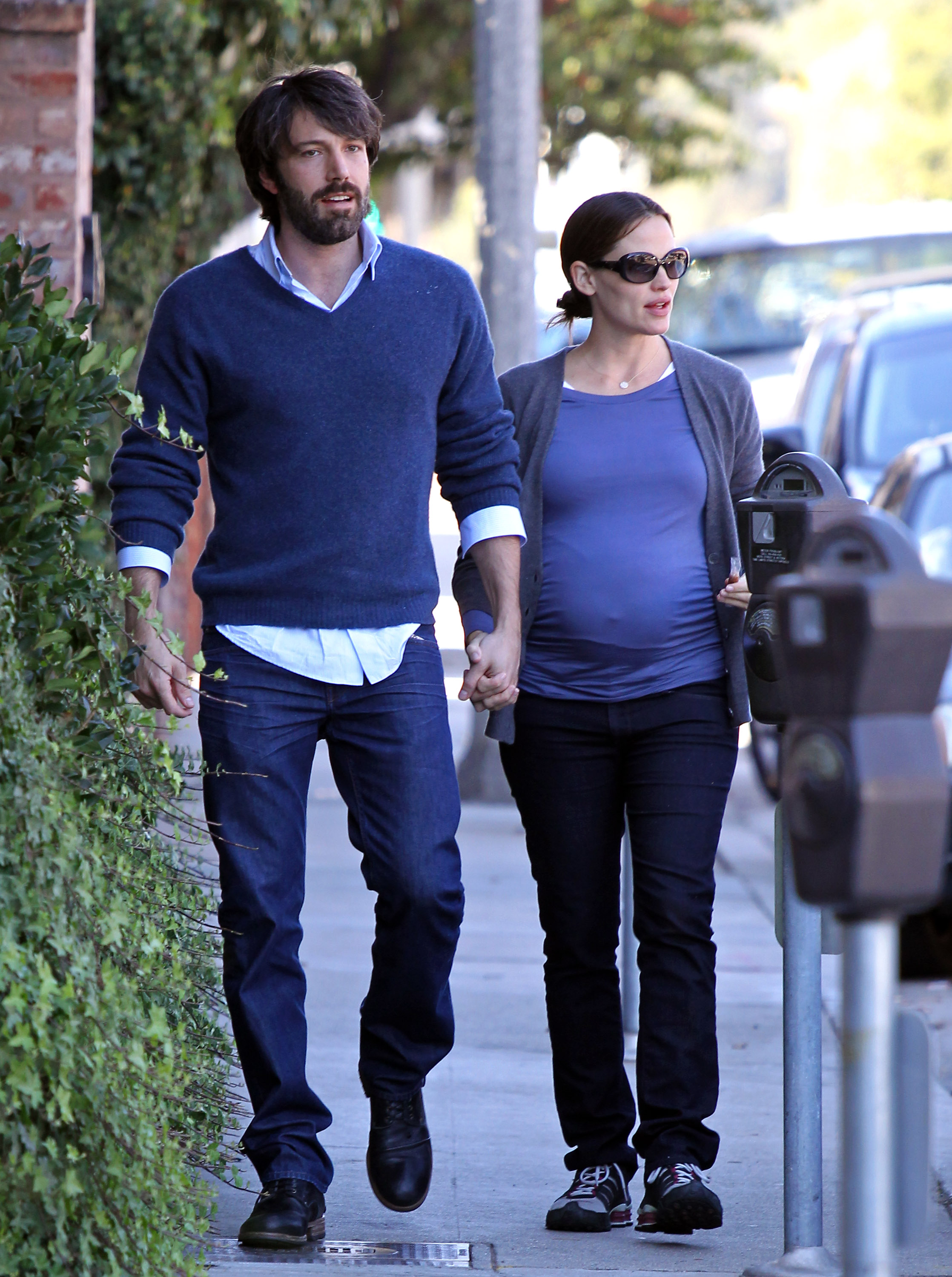 Ben Affleck et Jennifer Garner se promènent à Brentwood le 27 octobre 2011, à Los Angeles, en Californie. | Source : Getty Images