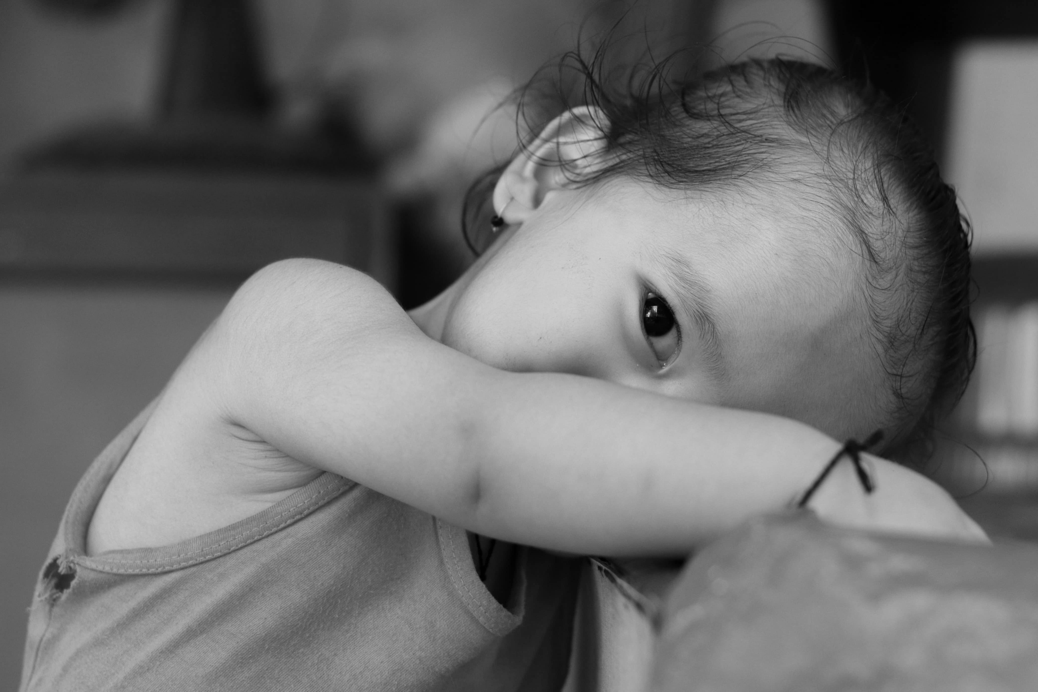 Prise de vue en noir et blanc d'une petite fille | Source : Pexels