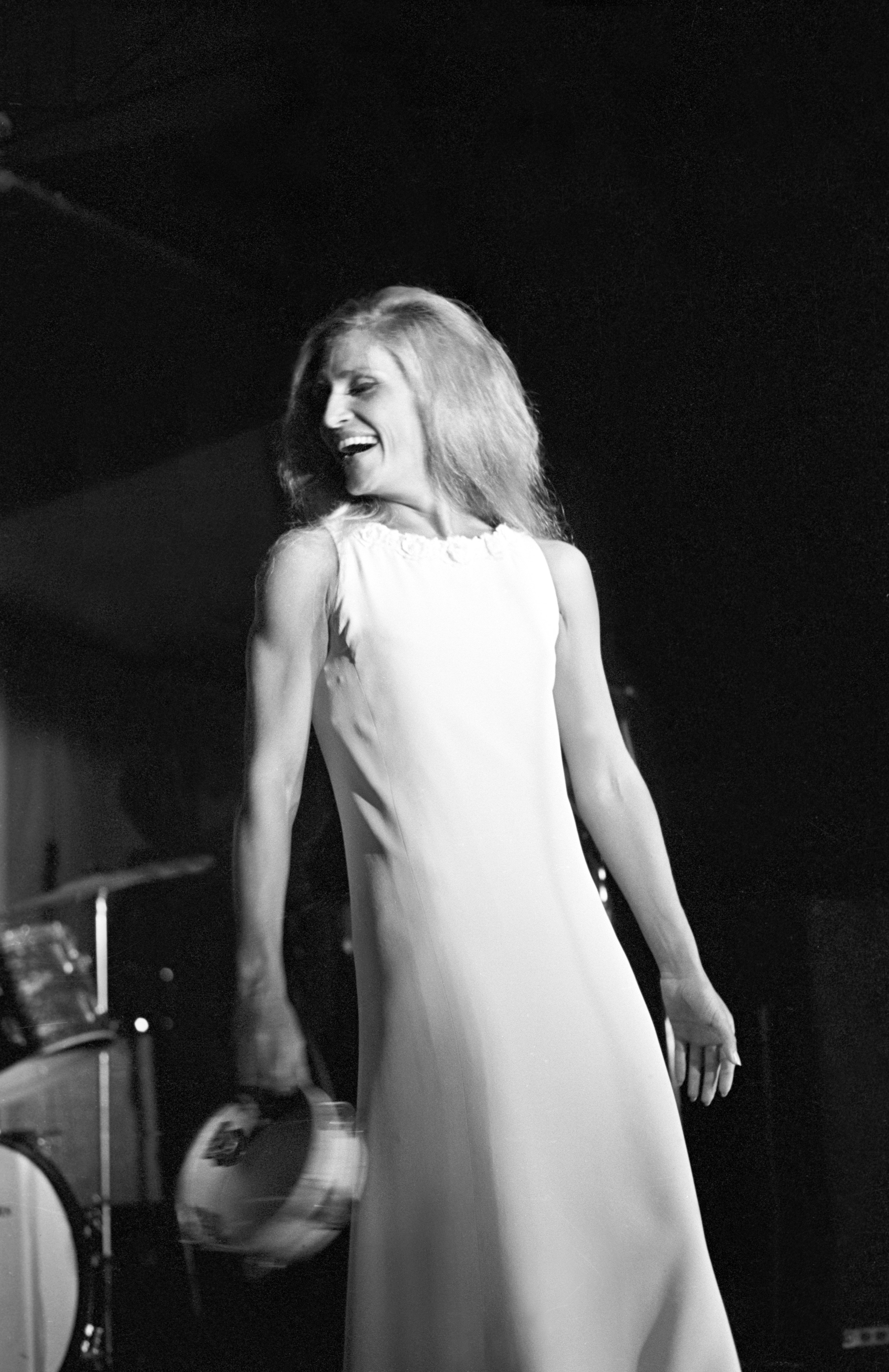 Dalida (Iolanda Cristina Gigliotti) chante lors d'un concert à l'Oasi à Fregene. Fregene, 28 août 1968. | Photo : Getty Images