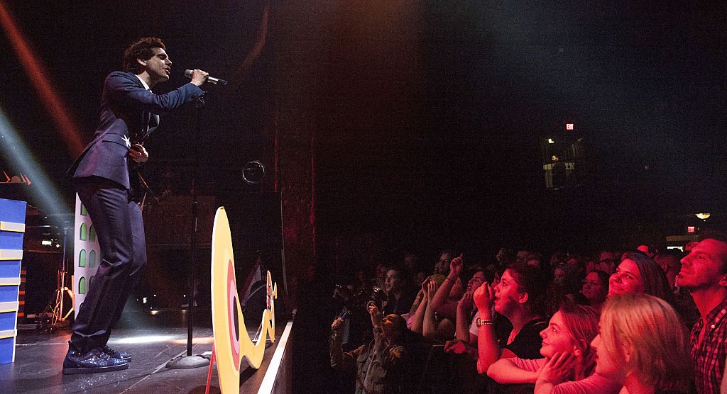 Mika sur scène à Los Angeles. l Source : Getty Images