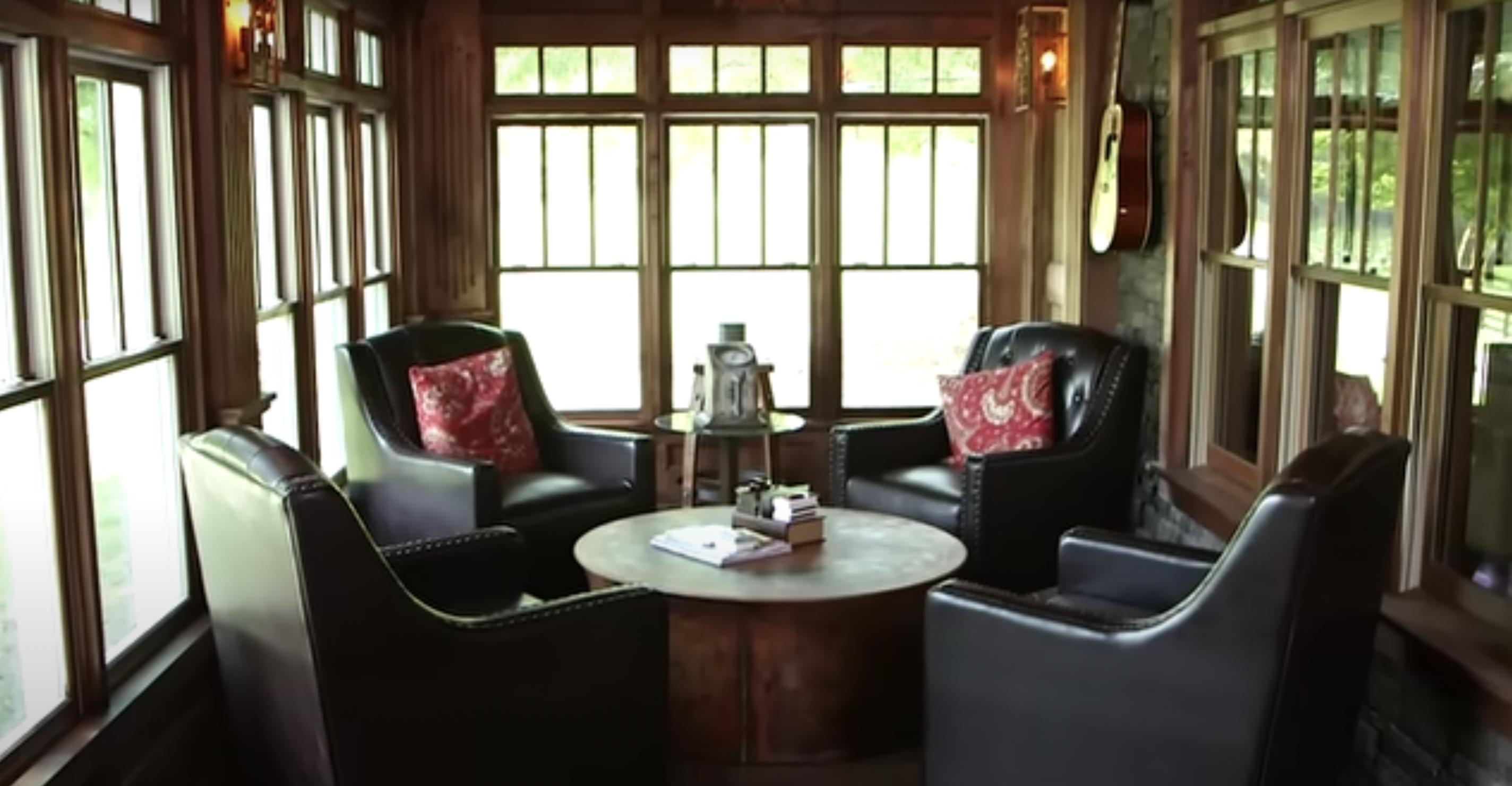 Photo de la maison de Brad Paisley, datée du 12 septembre 2014 | Source : YouTube/@People