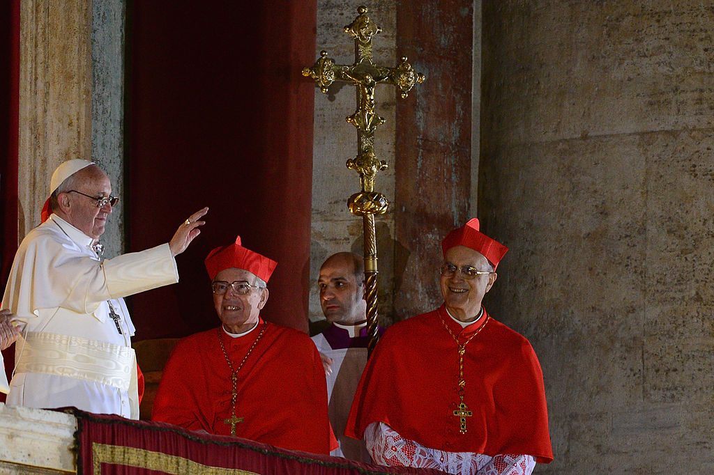 Le pape François Ier salue la foule depuis le balcon central de la basilique Saint-Pierre, le 13 mars 2013 au Vatican. Le cardinal argentin Jorge Mario Bergoglio a été élu 266e souverain pontife et a dirigé les 1,2 milliard de catholiques que compte la planète