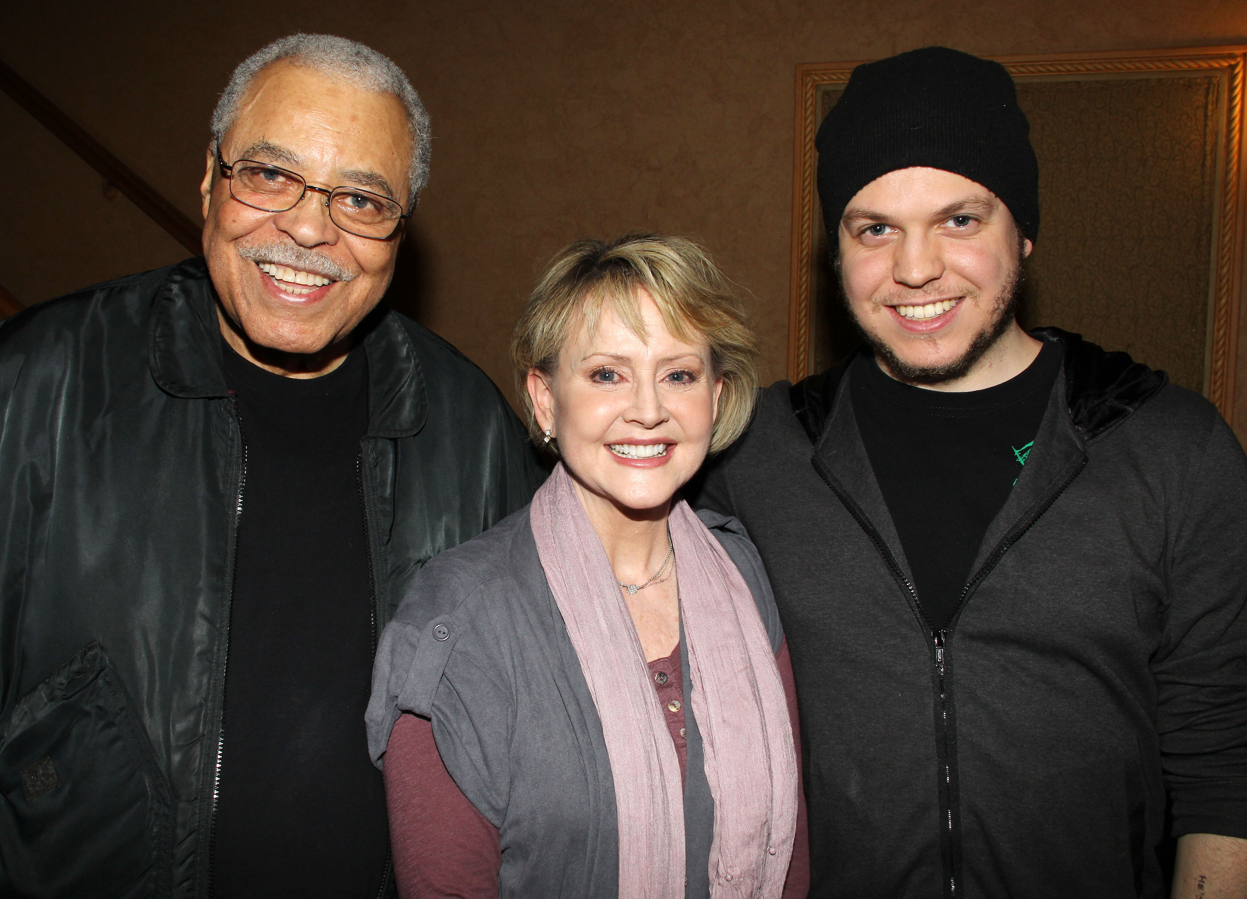 James Earl Jones, Cecilia Hart et Flynn Earl Jones lors de la soirée de clôture de "Miss Daisy et son chauffeur" à Broadway le 9 avril 2011 | Source : Getty Images