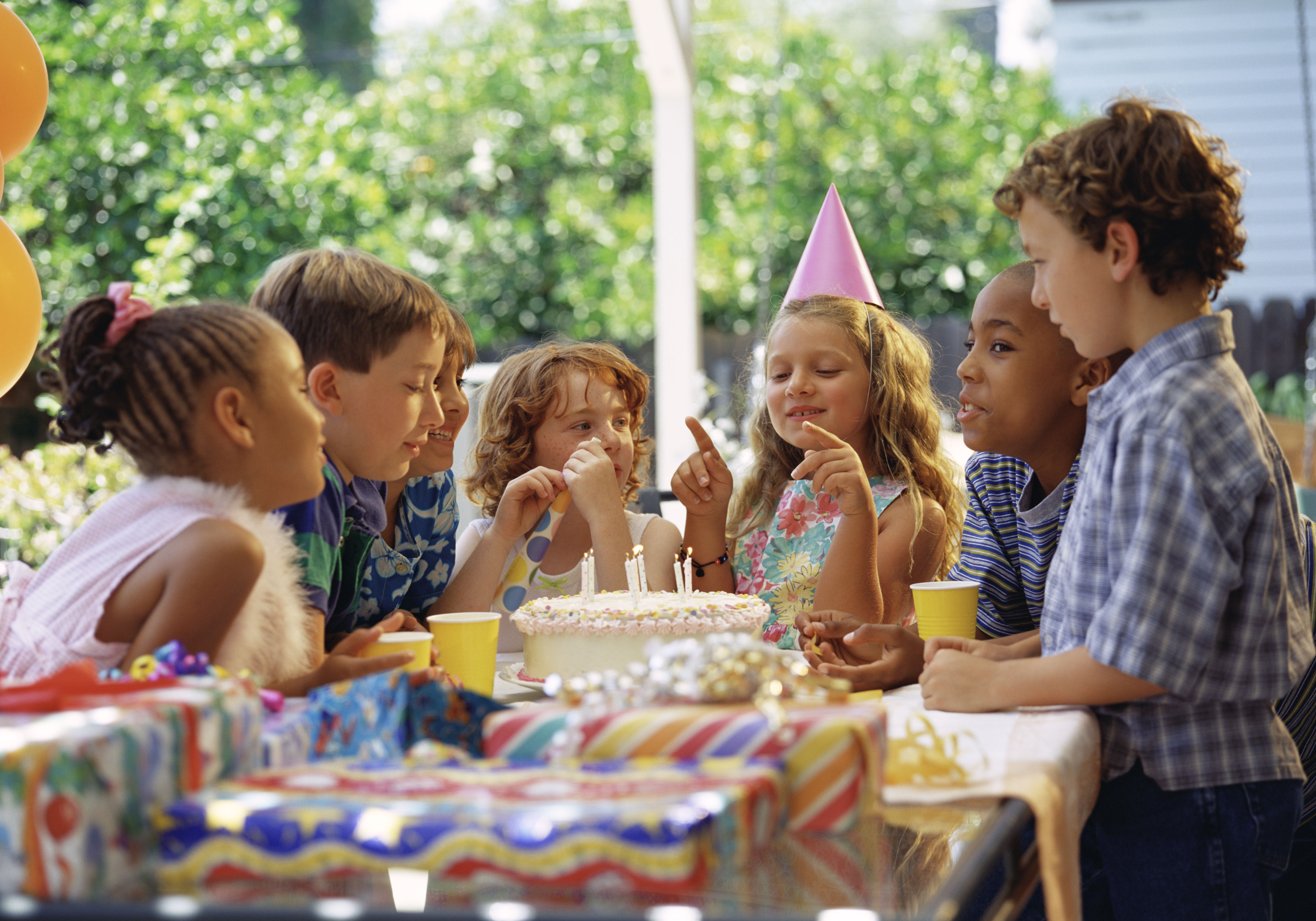 Des enfants à une fête d'anniversaire | Source : Getty Images