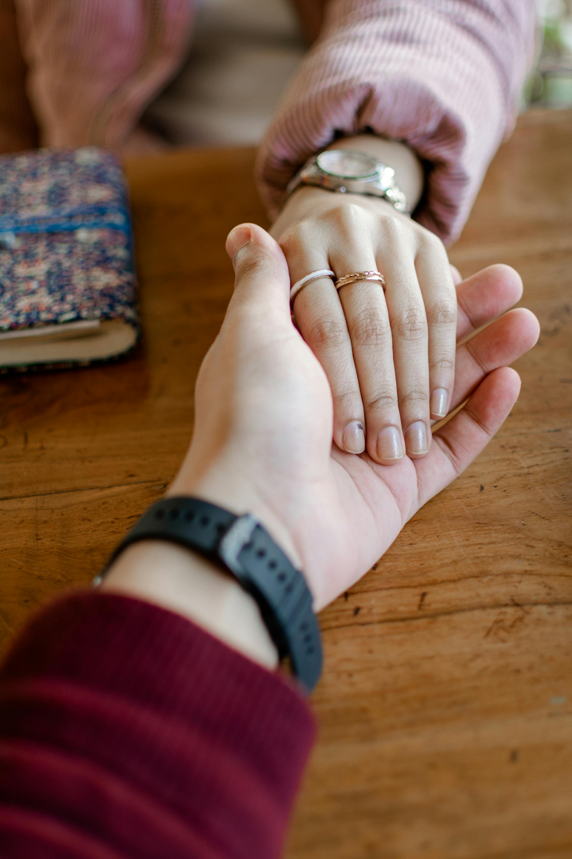 A couple holding hands | Source: Pexels