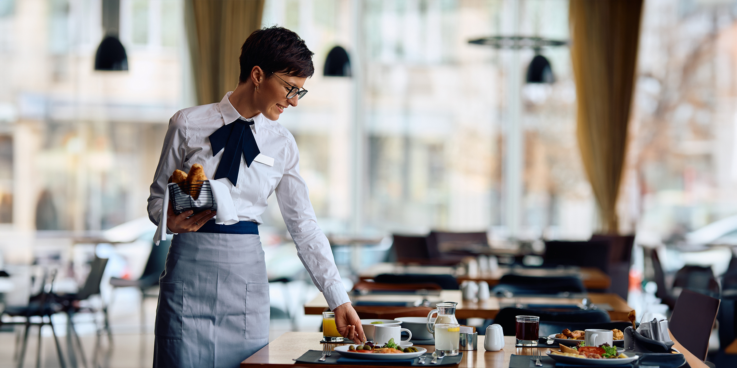 Une serveuse dans un restaurant | Source : Shutterstock