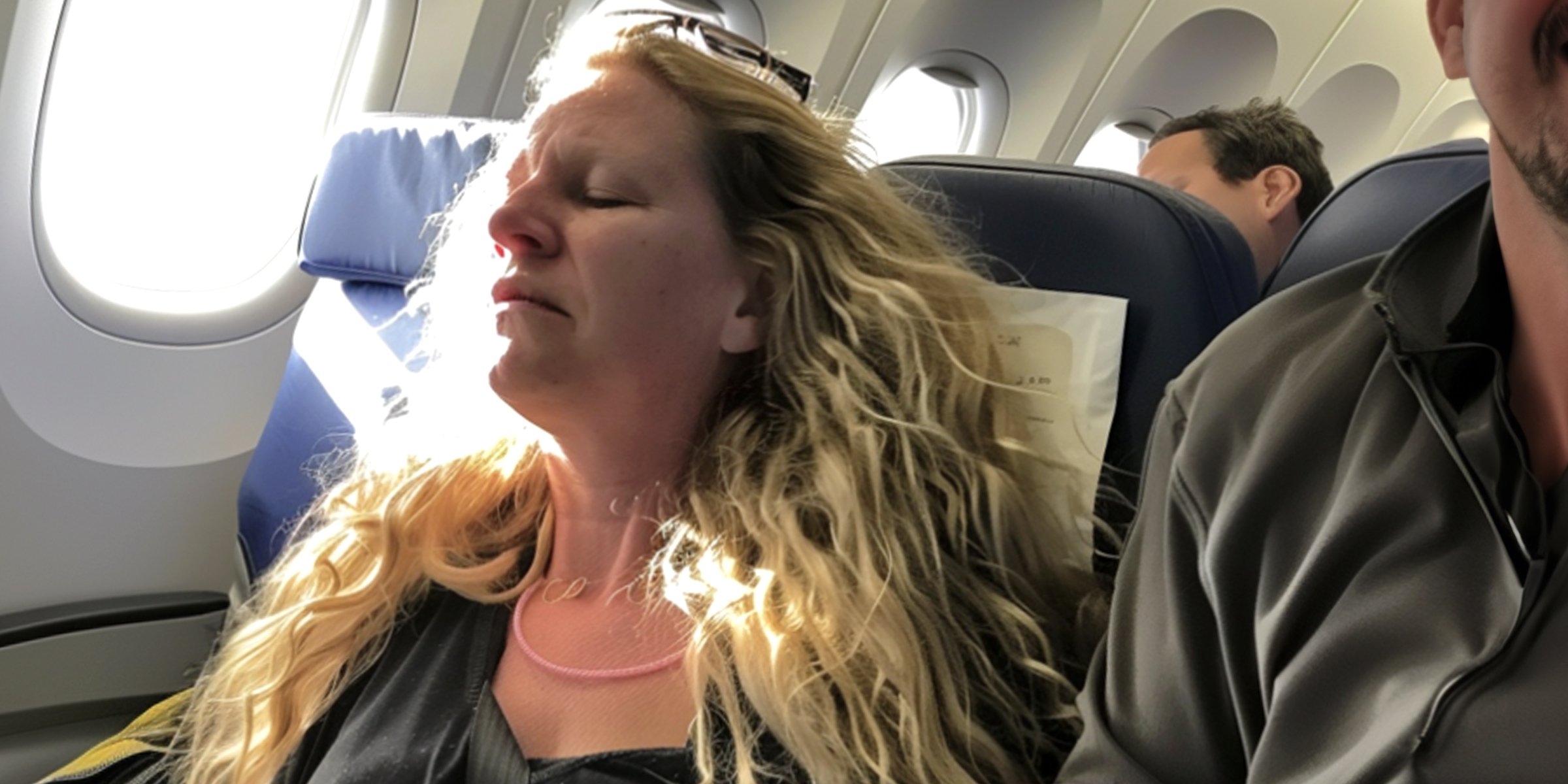 Une femme qui dort dans un avion | Source : Amomama