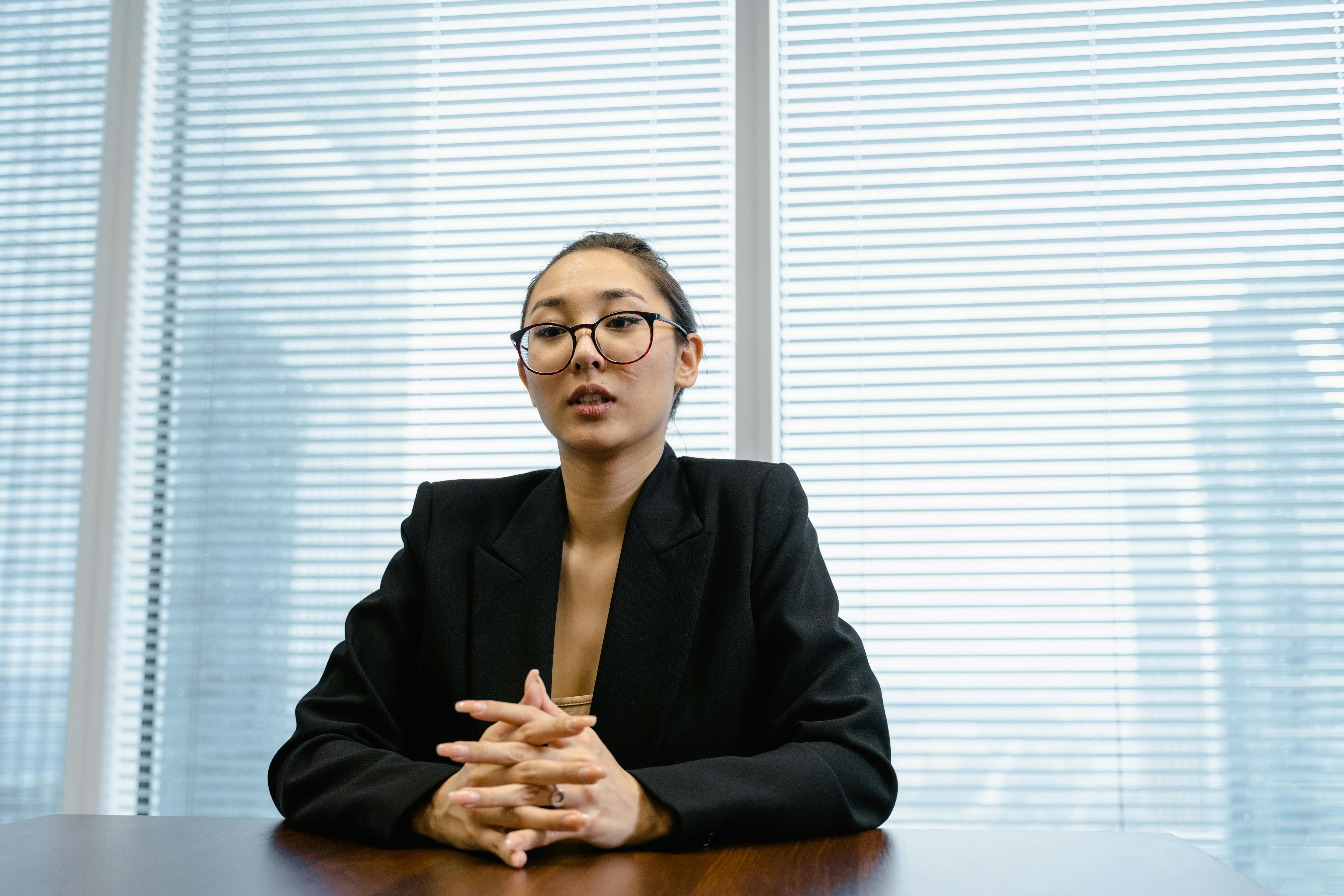 Une femme sérieuse derrière un bureau | Source : Pexels