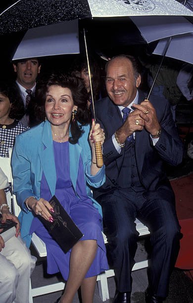 Annette Funicello et Glen Holt assistent au gala de remise des prix des légendes Disney aux studios Disney de Burbank, en Californie, le 21 octobre 1992. | Source : Getty Images